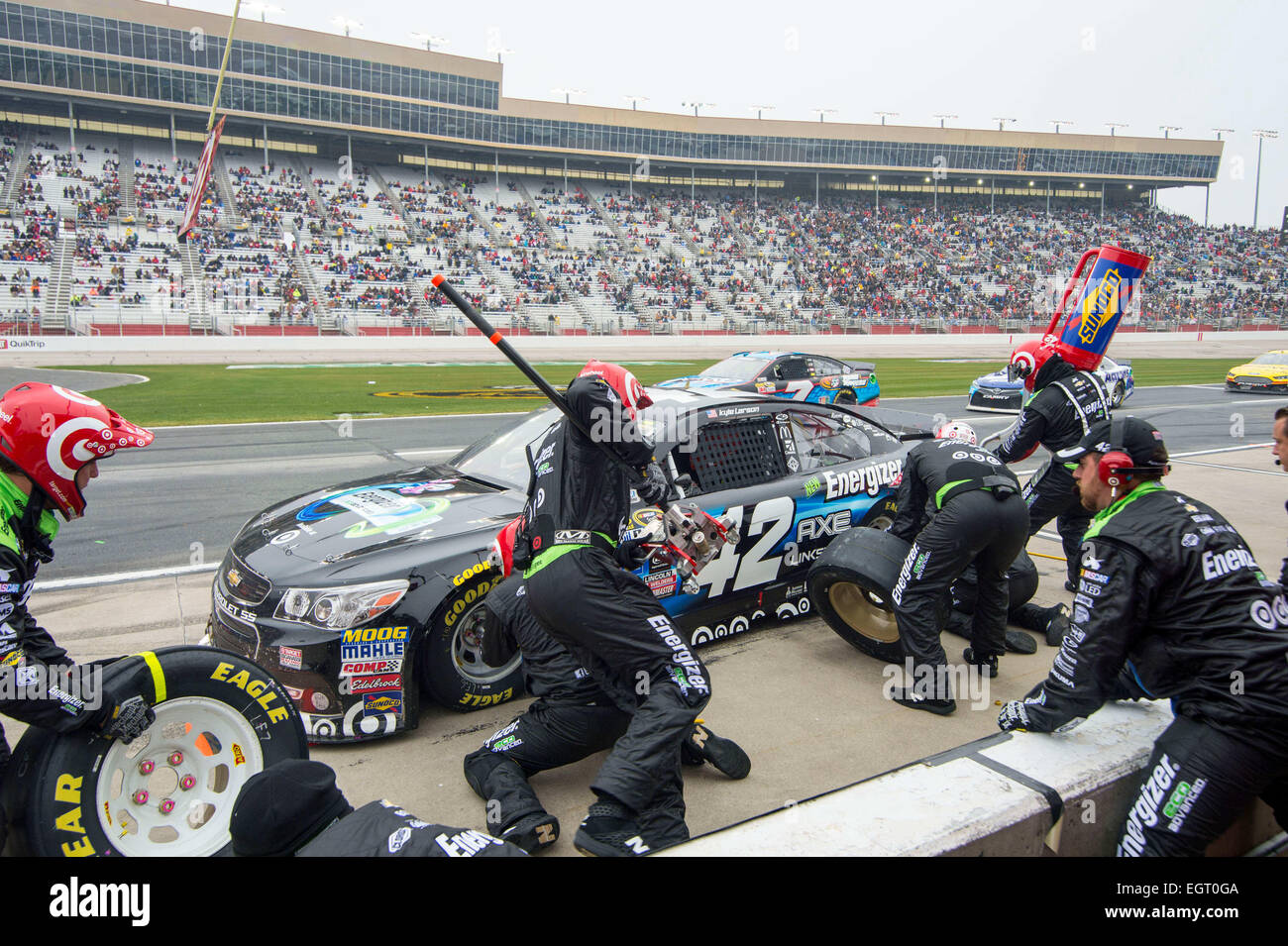 Atlanta, GA, USA. 1er mars 2015. Atlanta, GA - Mar 01, 2015 : Kyle Larson (42) apporte sa voiture de course dans les stands pour travailler pendant les replis d'honneur QuikTrip 500 à Atlanta Motor Speedway à Atlanta, GA. © csm/Alamy Live News Banque D'Images