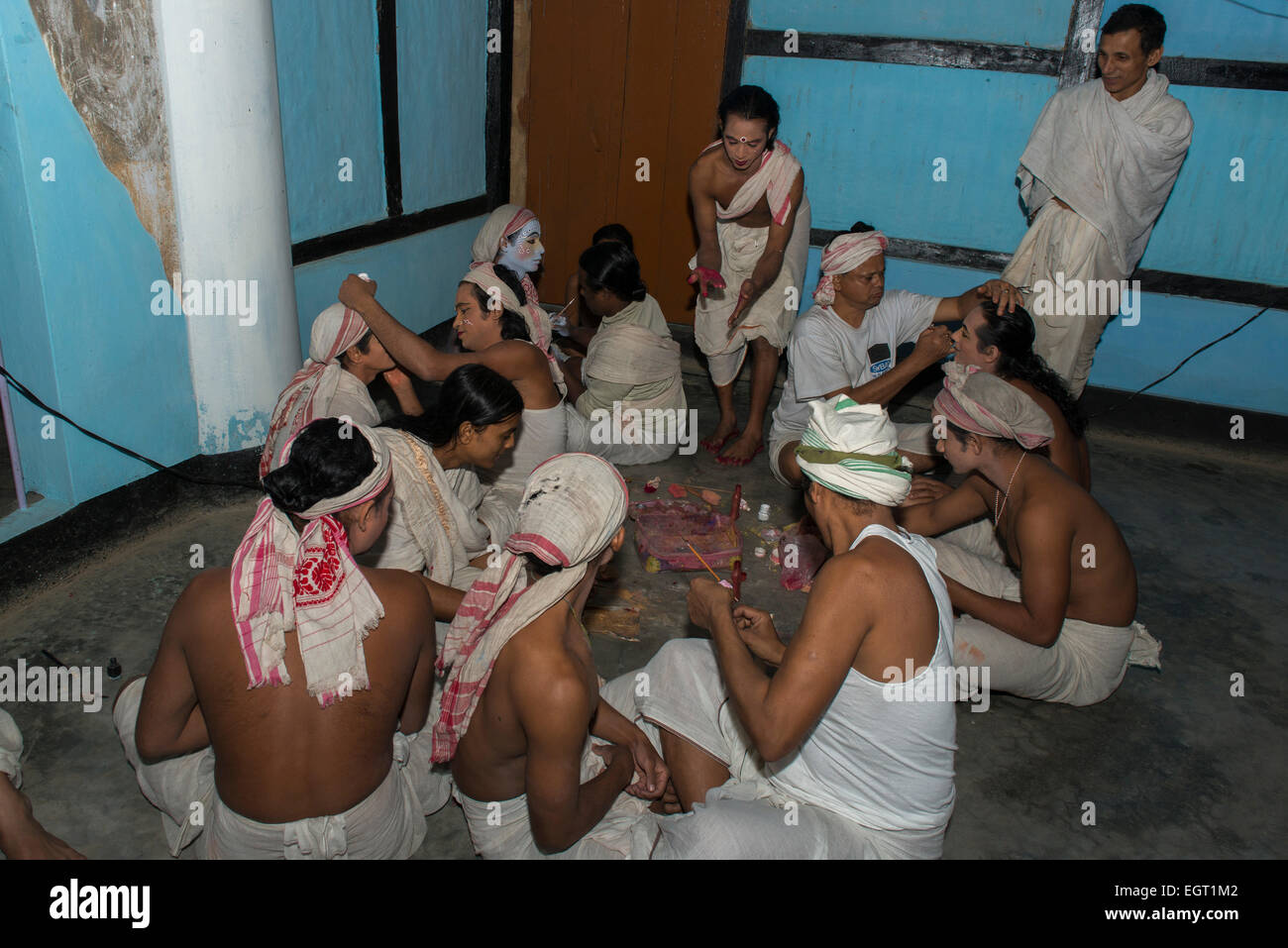 Jeunes moines se fait Maquillage pour les performances, l'Uttar Kamalabari Satra, Majuli Island Banque D'Images