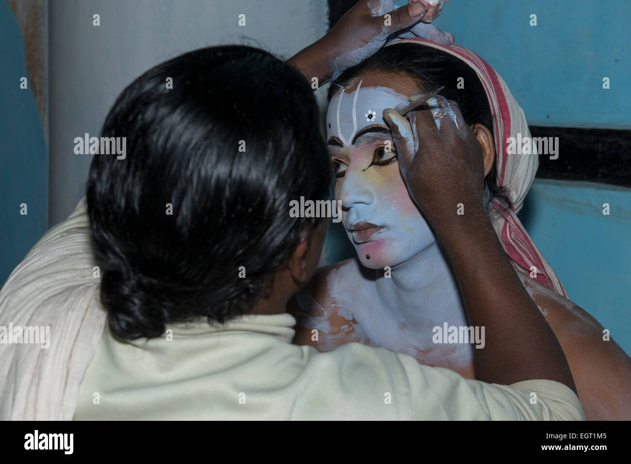 Jeune moine maquillage se fait pour la performance, de l'Uttar Kamalabari Satra, Majuli Island Banque D'Images