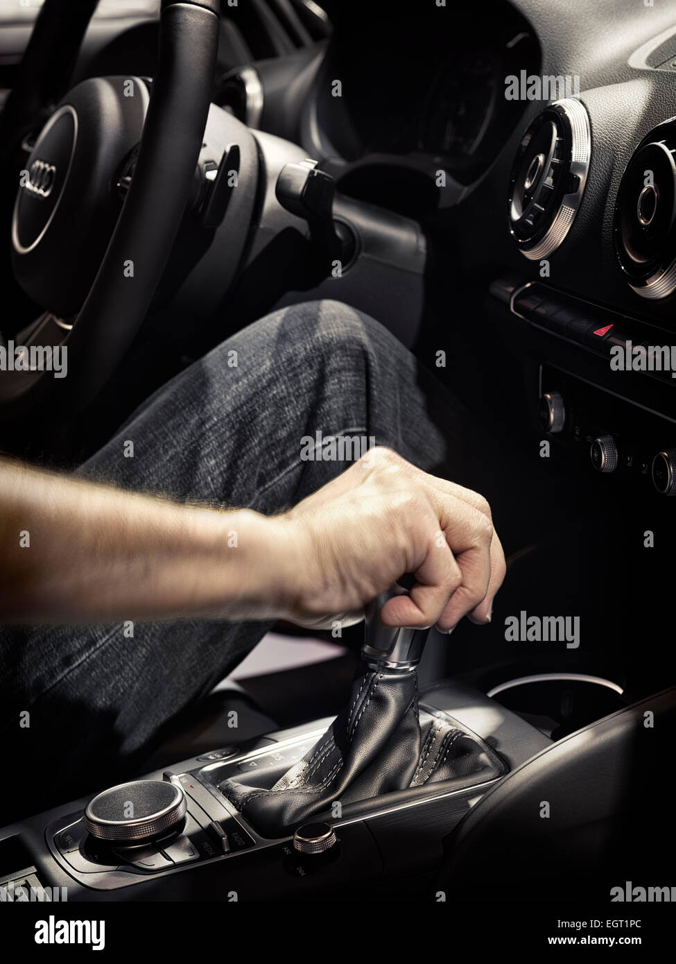 Permis disponible sur MaximImages.com - gros plan d'un homme conduisant une voiture avec sa main sur un levier de vitesses Banque D'Images