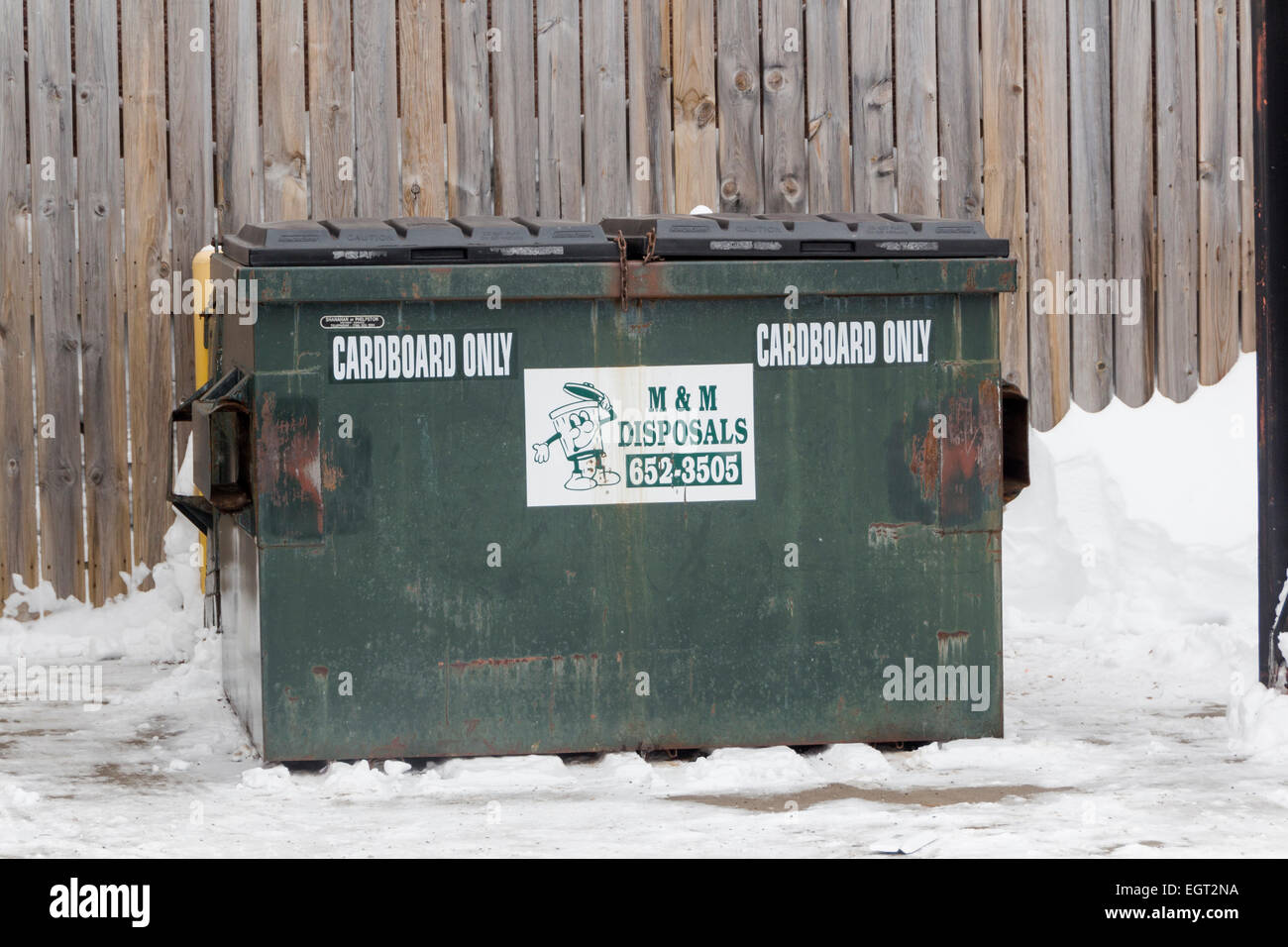 Bac de recyclage de carton dans la neige avec couvercle fermé. Banque D'Images