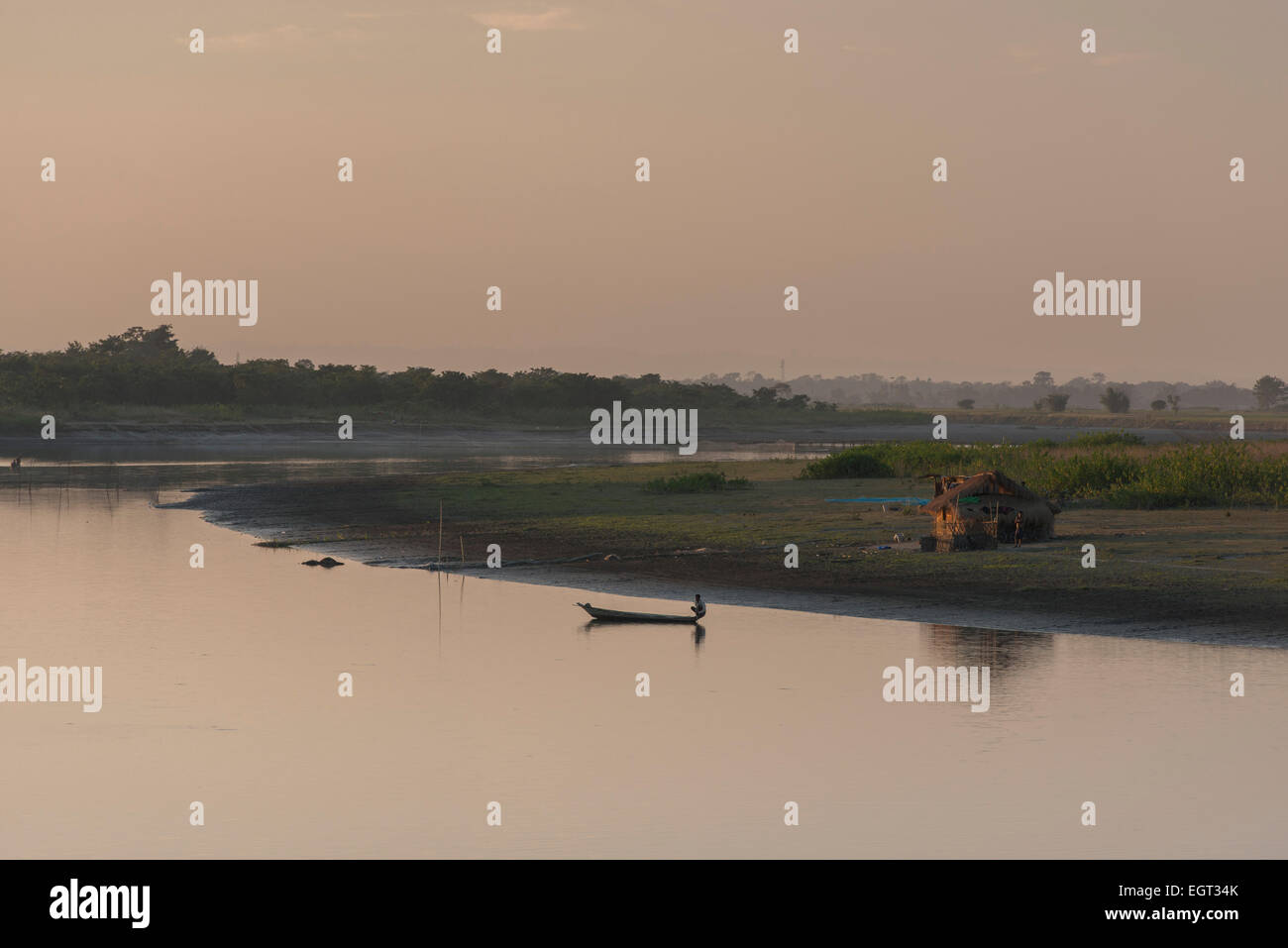 Coucher du soleil sur le fleuve, l'île de Majuli Banque D'Images