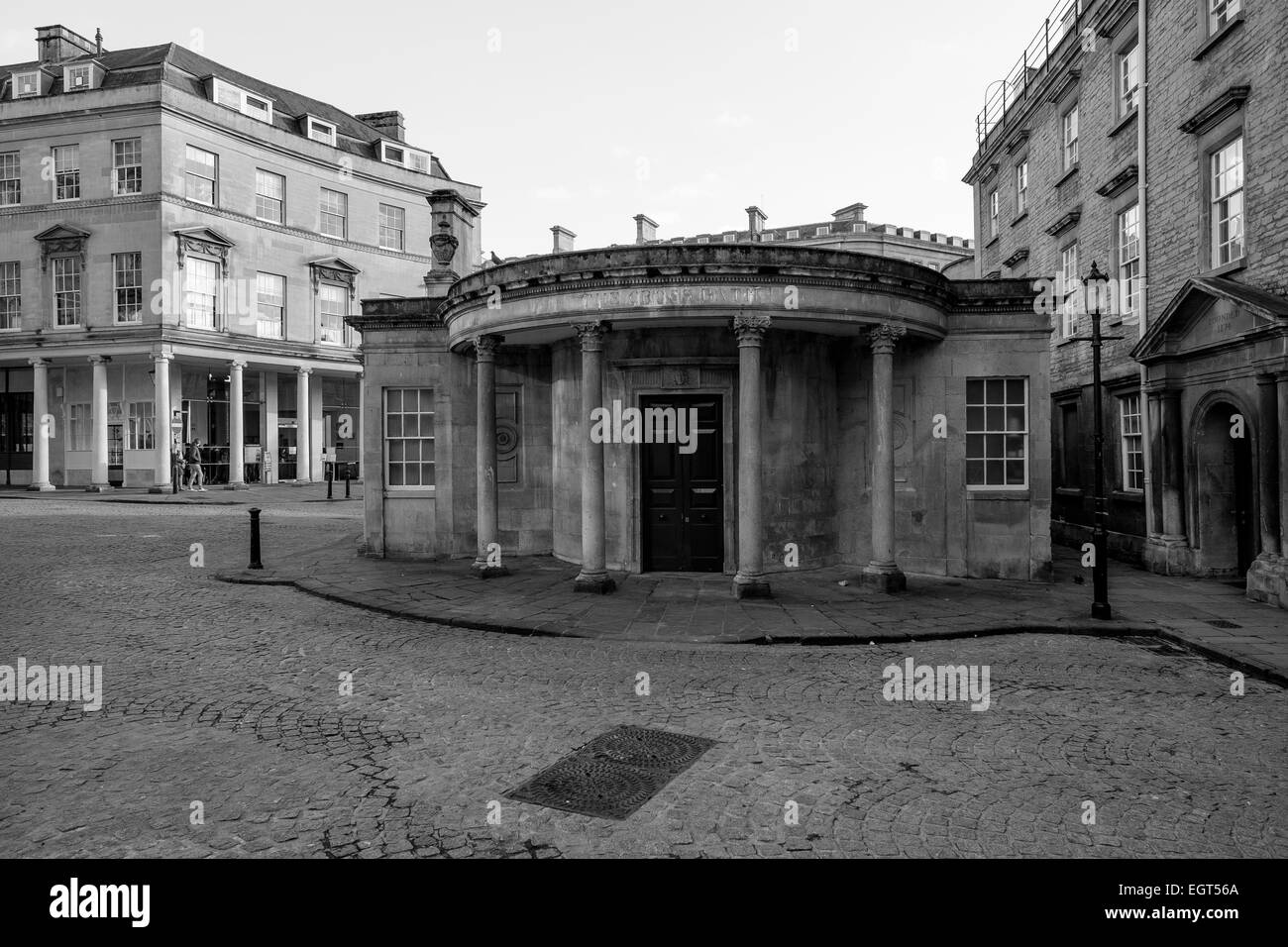 Bath, Angleterre, Royaume-Uni - 18 févr. 2015 : La Croix des Bains, dans l'arrière-plan le plus grand et moderne, baignoire Spa Banque D'Images