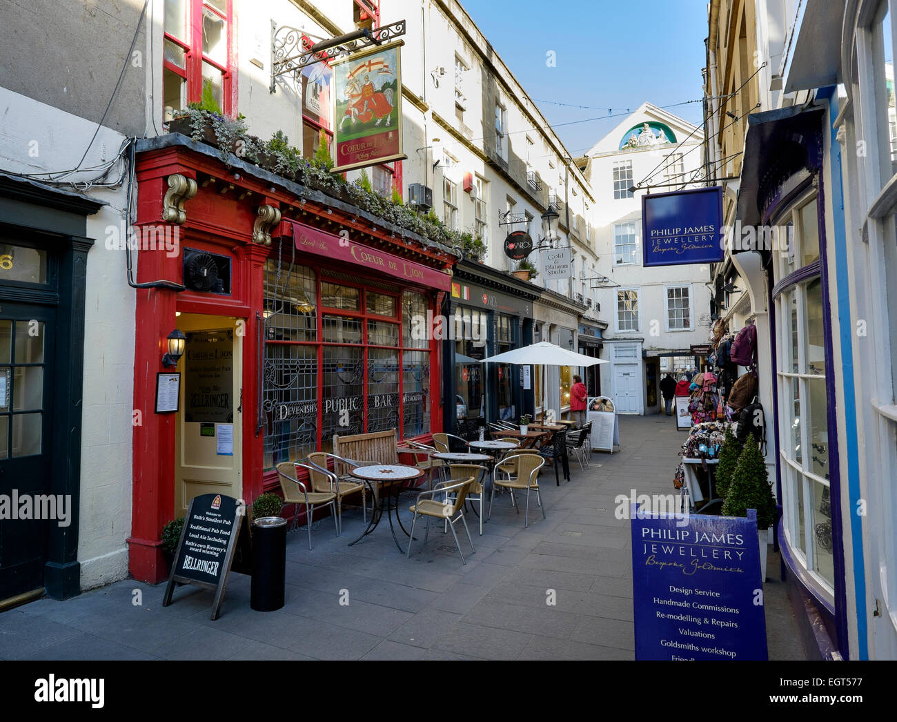 Bath, Angleterre, Royaume-Uni - 18 févr. 2015 : Lieu de Northumberland, une rue étroite dans le centre-ville de Bath qui comprend le Coeur de Lion Pub, Banque D'Images