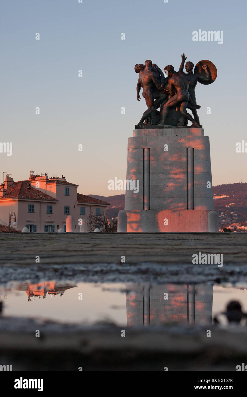 Statue commémorative au coucher du soleil à Trieste, Italie Banque D'Images