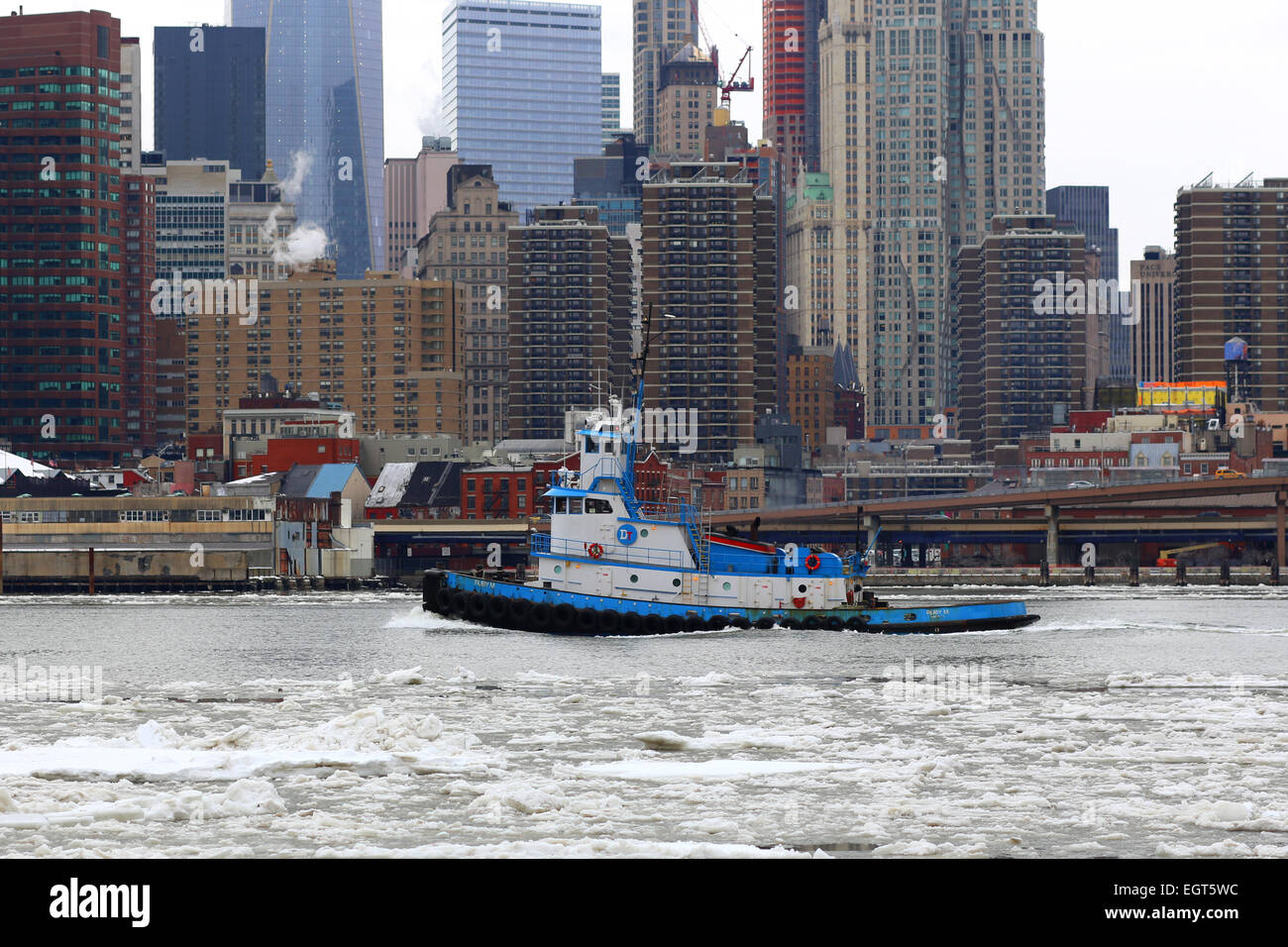 Un remorqueur sur l'East River à new york Banque D'Images