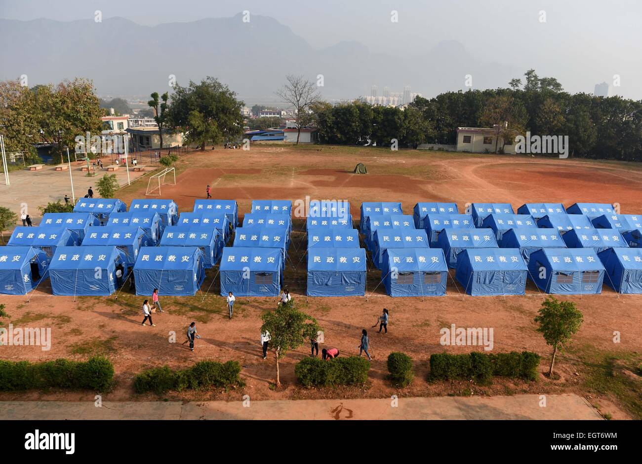 (150302) -- CANGYUAN, le 2 mars 2015 (Xinhua) -- Photo prise le 2 mars 2015 montre des tentes de secours construit pour l'école moyenne pour les nationalités à Mengding Canton de Gengma Dai et le comté autonome de Wa, dans le sud-ouest de la province chinoise du Yunnan. Trente-deux personnes ont été blessées après un séisme de magnitude 5,5 a frappé le comté de la province du Yunnan Cangyuan à 6:24 p.m (1024 GMT) le dimanche. À partir de 8 h de lundi, la secousse avait touché plus de 67 000 résidents dans les comtés de Cangyuan et Gengma Lincang en ville, le déplacement de près de 12 400, selon une déclaration de la bure des affaires civiles Banque D'Images