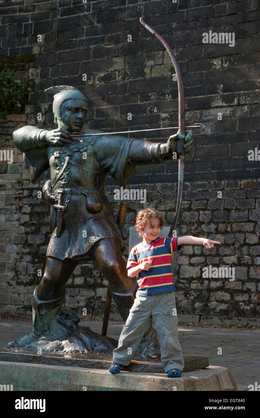 Enfant au pied de la statue de Robin des Bois, le château de Nottingham, Angleterre, RU Banque D'Images