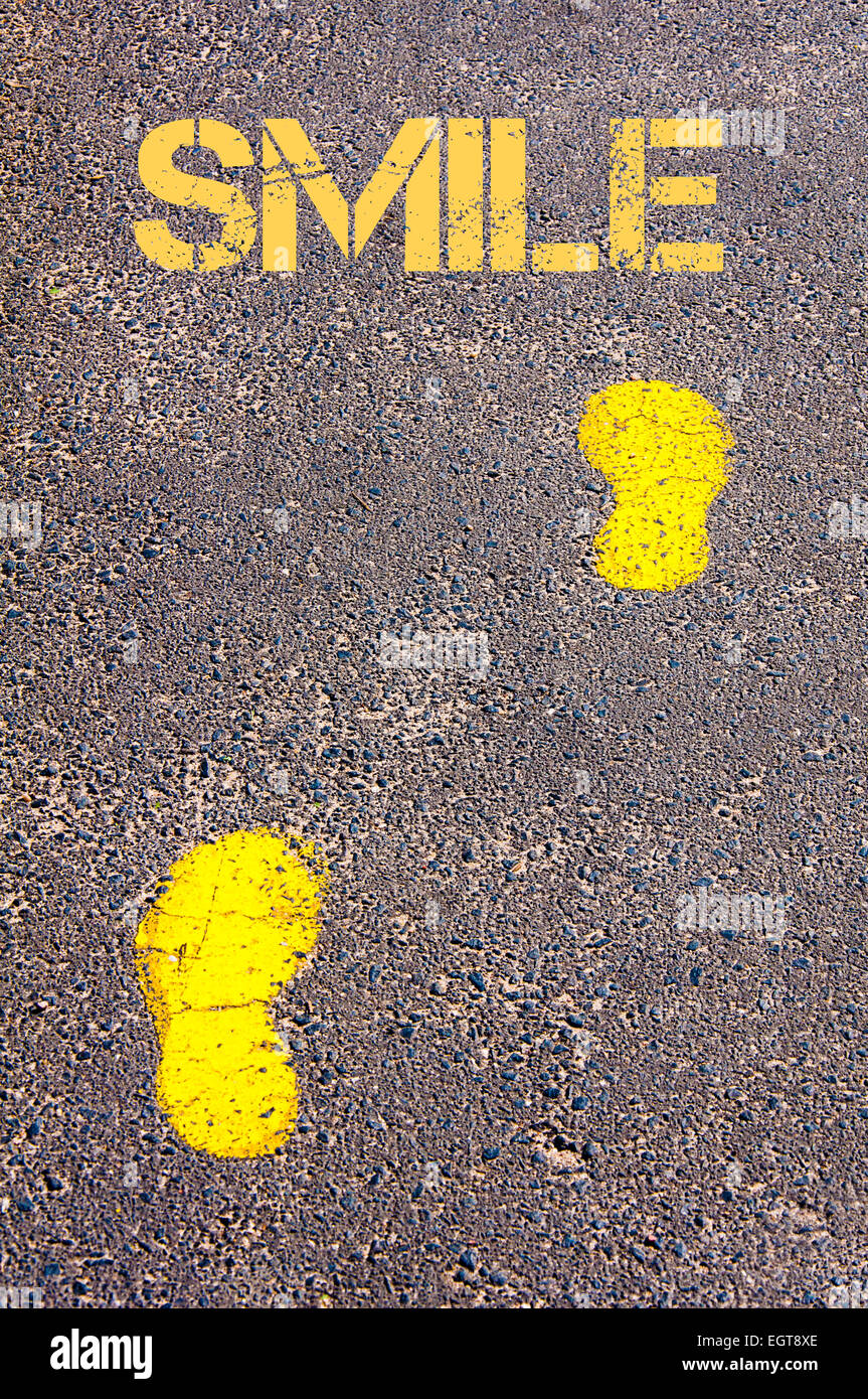 Traces jaunes sur trottoir vers sourire message.Conceptual image Banque D'Images