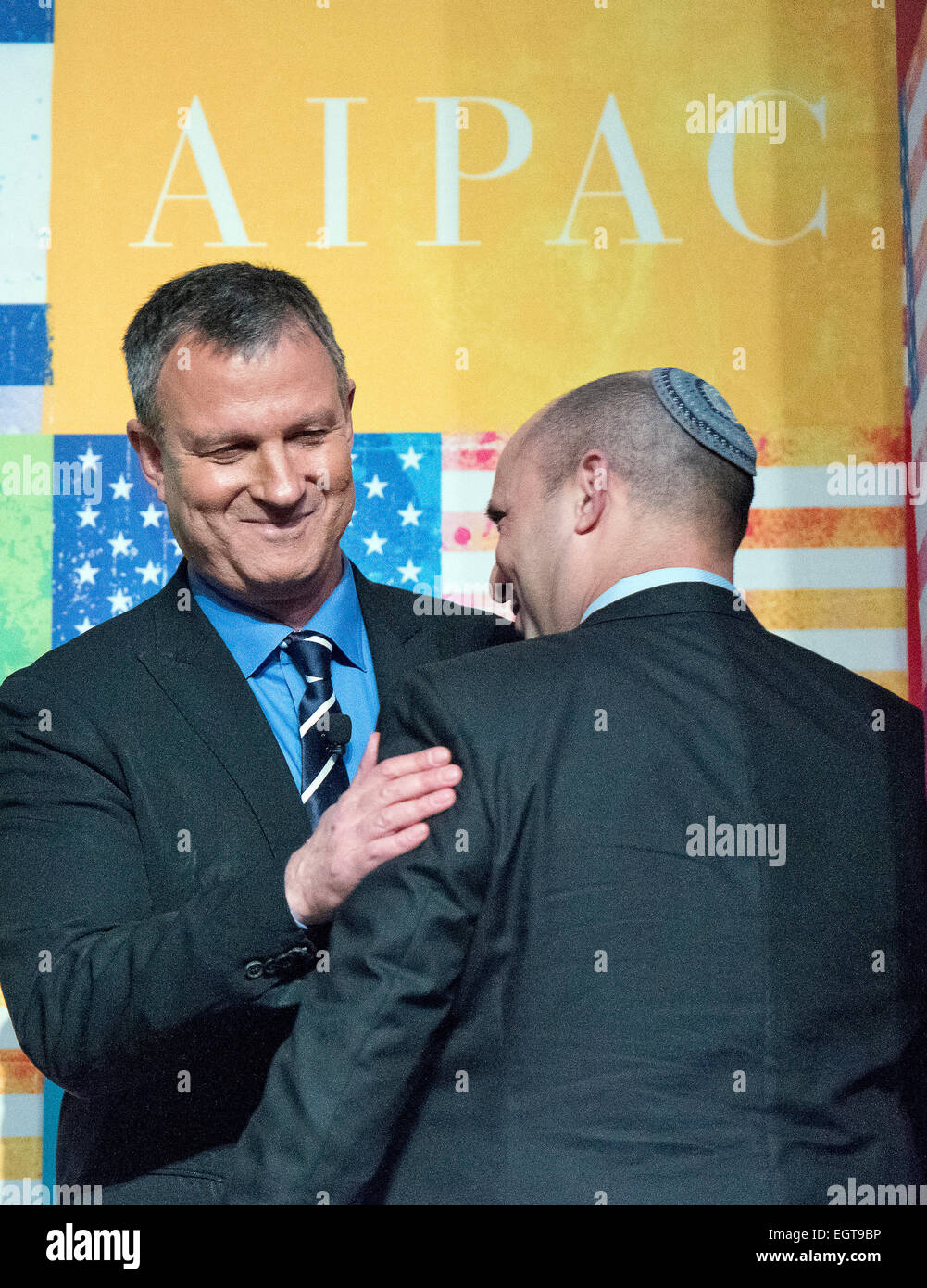 Erel Margalit, membre de la Knesset, et le candidat du Parti du Travail pour Israël Le ministre de l'économie, de gauche, répond à Naftali Bennett, ministre de l'économie d'Israël actuel, à droite, avant l'allocution Margalit lors d'un déjeuner au cours de la Conférence sur la politique de l'AIPAC à Washington, DC le Dimanche, Mars 1, 2015. Credit : Ron Sachs - AUCUN FIL SERVICE - Banque D'Images