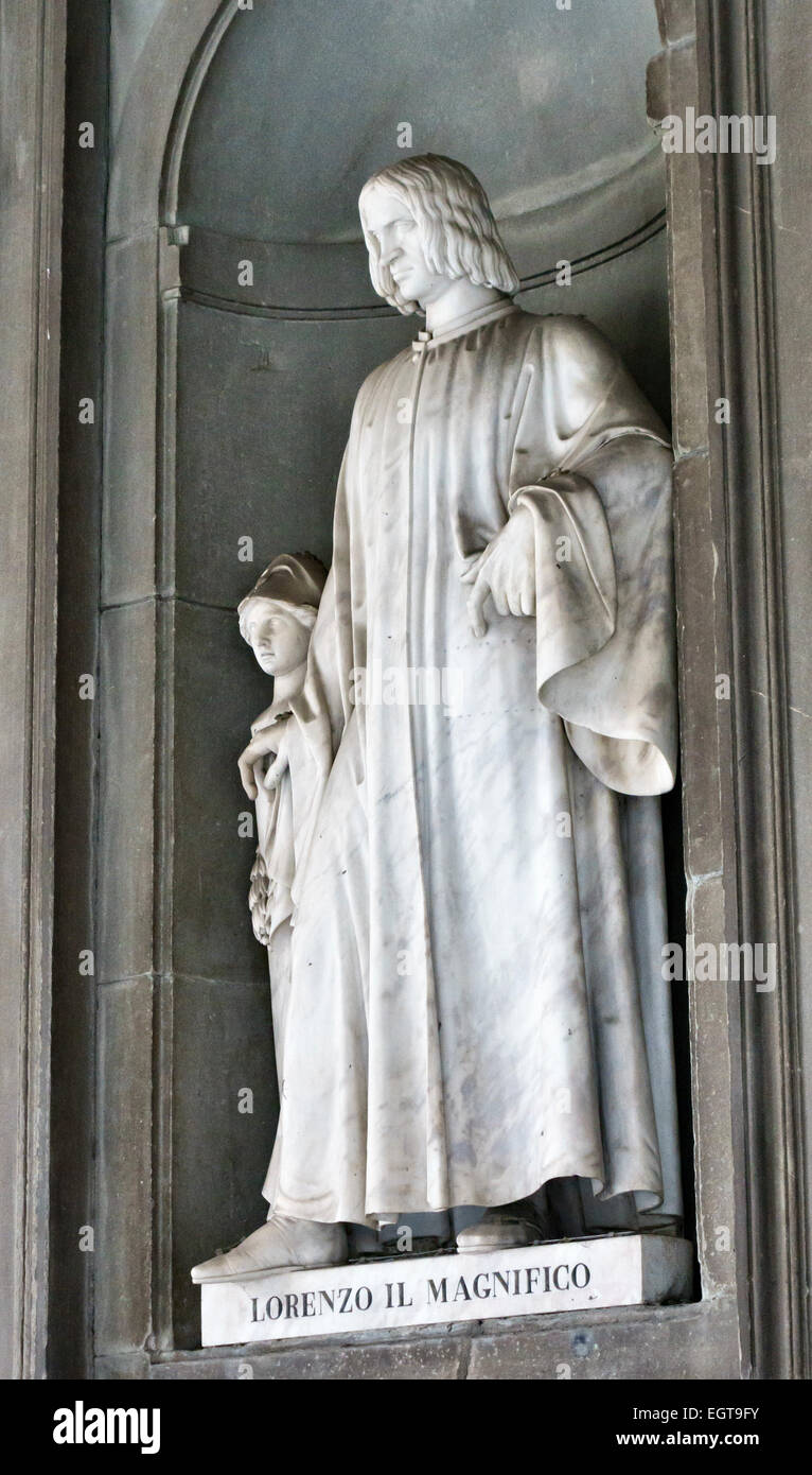 Une statue du 19c de l'homme d'État florentin et souverain du 15c Lorenzo de' Medici devant la Galerie des Offices (Galleria degli Uffizi), Florence, Toscane, Italie Banque D'Images