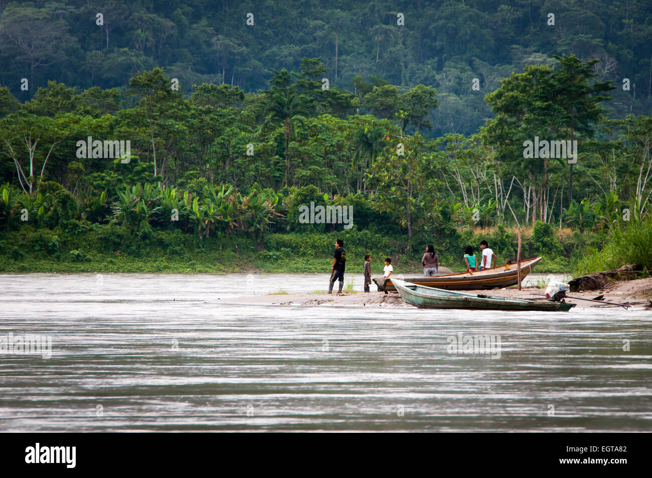 Les hommes, femmes et enfants avec des bateaux sur la plage de banque de la rivière de la région amazonienne du nord du Pérou Banque D'Images