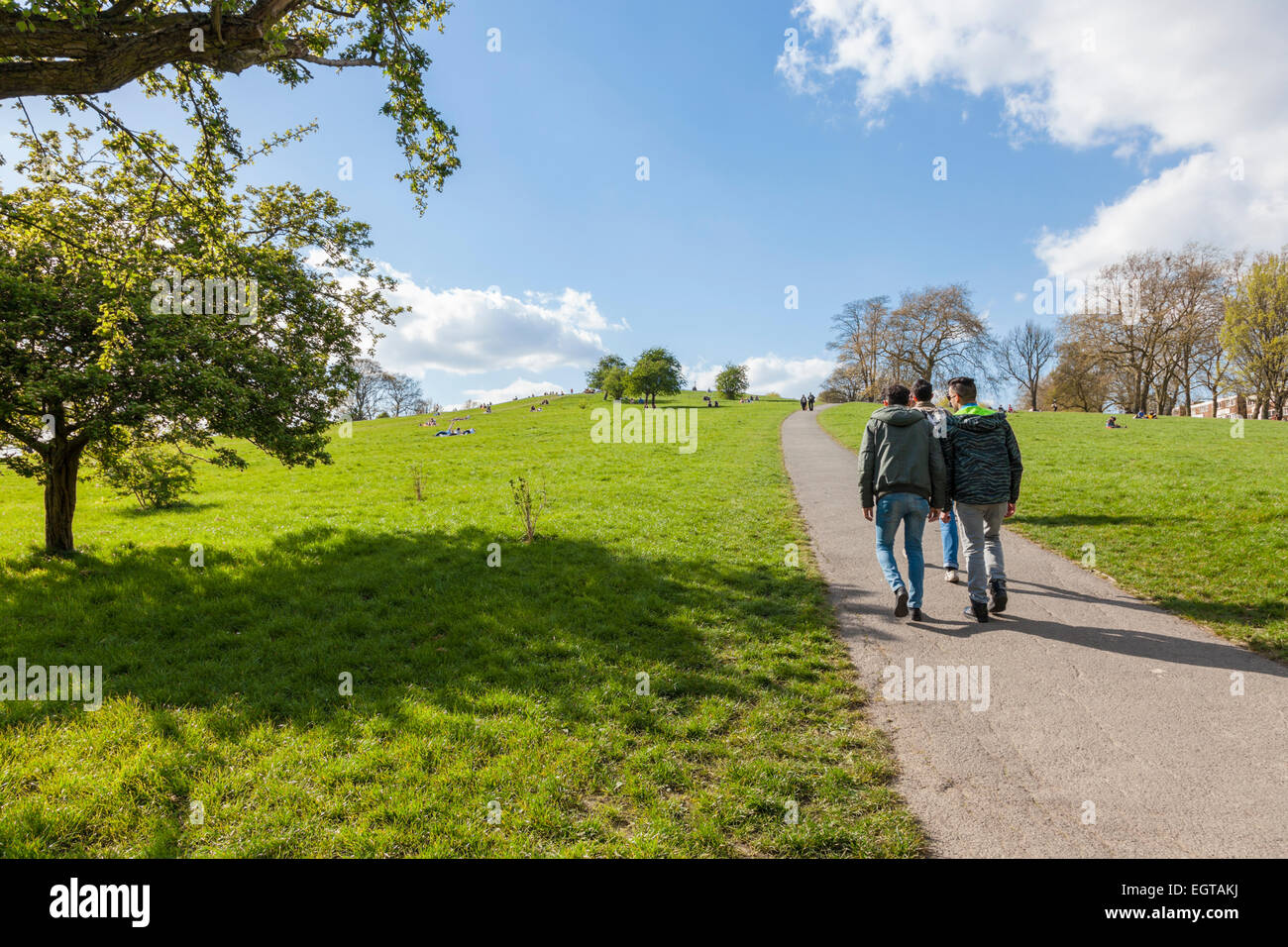 Les gens à pied le long d'un chemin dans un parc. Primrose Hill, London, England, UK Banque D'Images