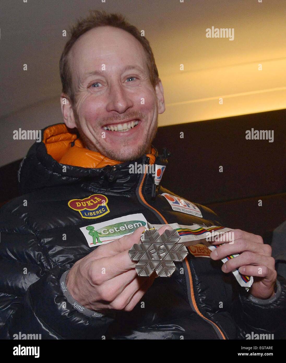 Prague, République tchèque. 2e Mar, 2015. La République Tchèque Lukas Bauer pose avec ses hommes, 50 km départ groupé médaille d'argent de la compétition Championnats du Monde de ski nordique à Falun, Suède, après son retour à Prague, en République tchèque, le lundi, 2 mars, 2015. © Michal Dolezal/CTK Photo/Alamy Live News Banque D'Images