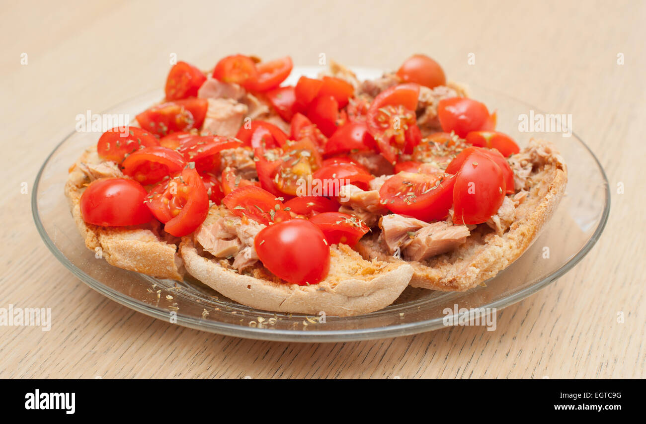 Pain séché appelé freselle avec du thon et des tomates sur la table en bois Banque D'Images