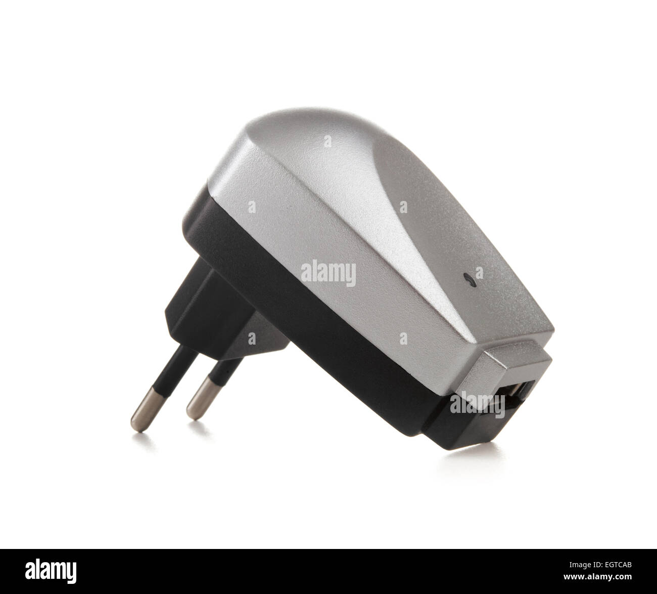 Adaptateur électrique au port USB sur un fond blanc Banque D'Images