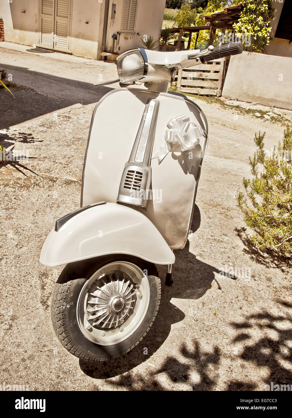 Vintage, le célèbre scooter italien vespa utilisé pour le jour du mariage. Banque D'Images