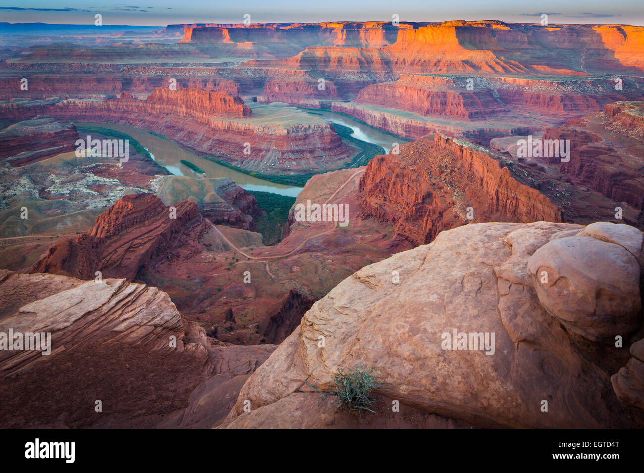 Dead Horse Point State Park en Utah dispose d'un donnent sur de la rivière Colorado et Canyonlands National Park. Banque D'Images