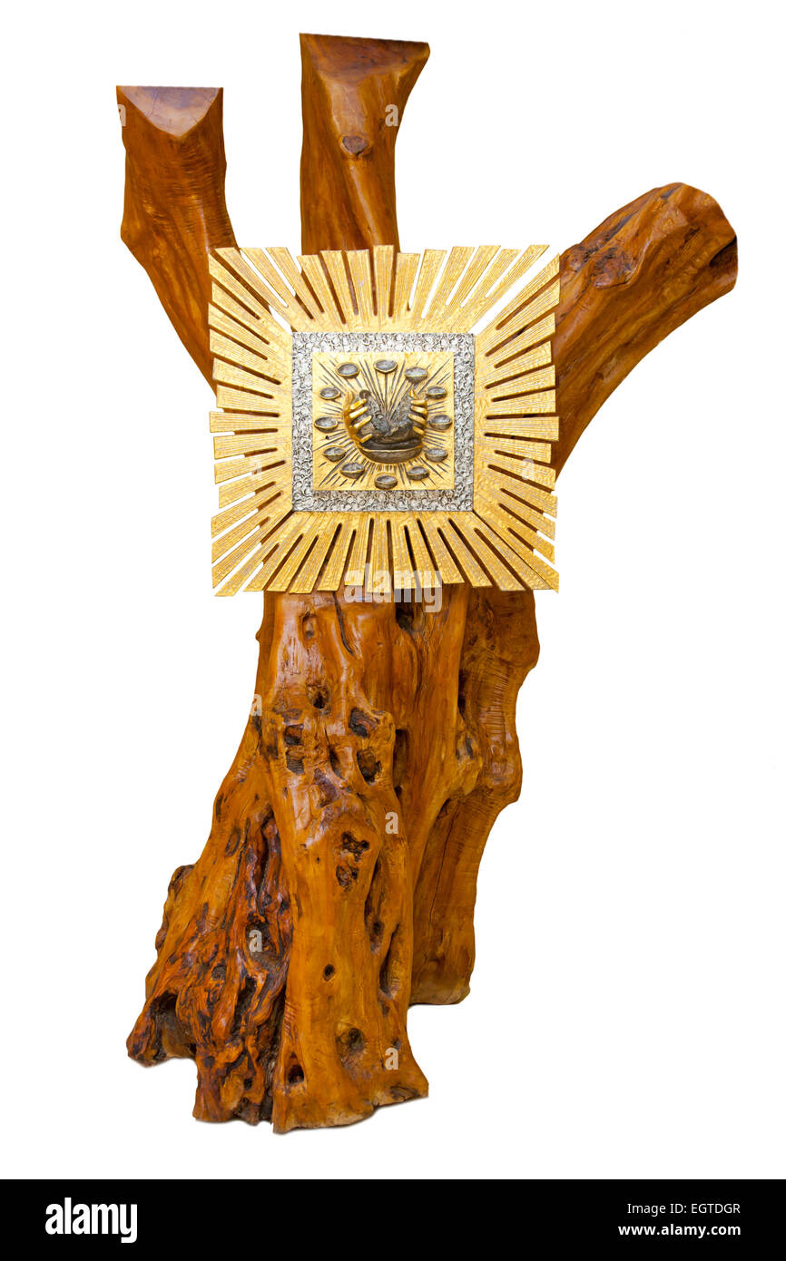 Tabernacle en bois doré sur l'arbre isolé sur fond blanc. Banque D'Images