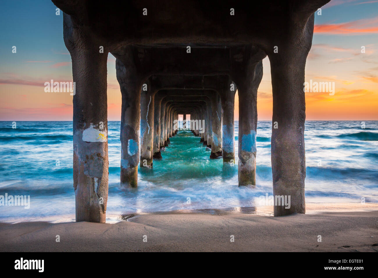 Le Manhattan Beach Pier est un quai situé à Manhattan Beach, en Californie, sur la côte de l'océan Pacifique. Banque D'Images