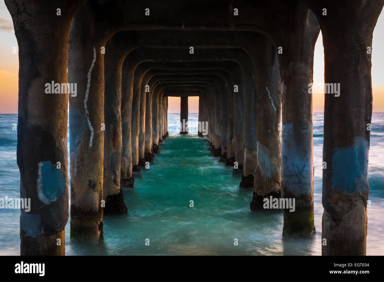 Le Manhattan Beach Pier est un quai situé à Manhattan Beach, en Californie, sur la côte de l'océan Pacifique. Banque D'Images