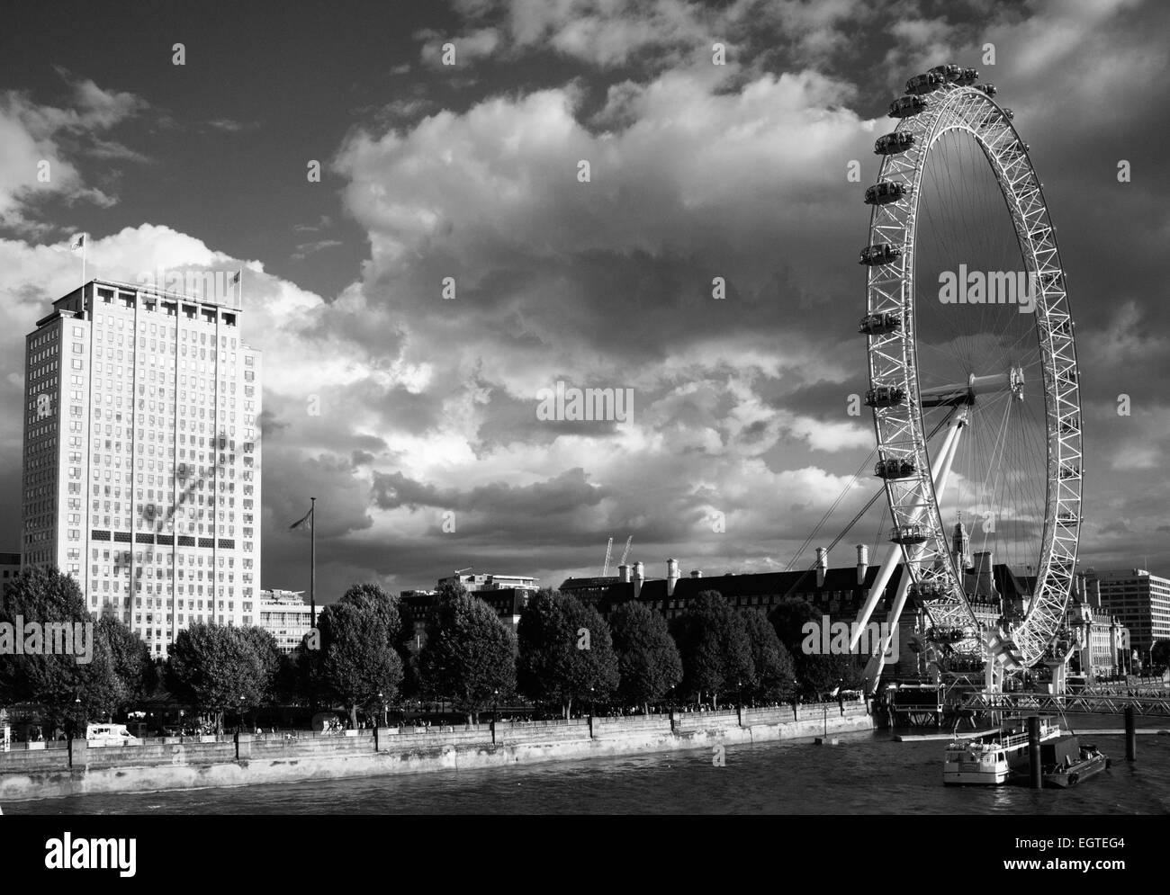Le London Eye, la grande roue du millénaire en noir et blanc Banque D'Images