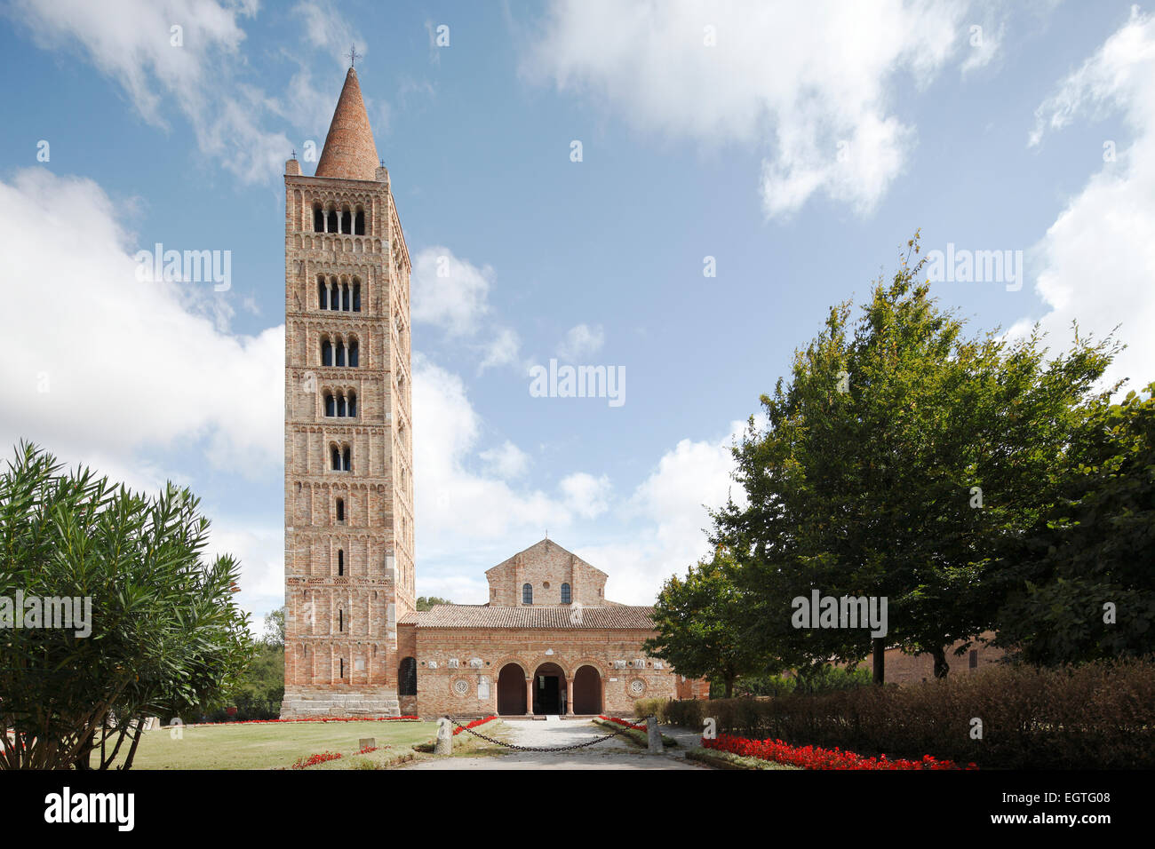 Son église avec clocher, campanile, Abbaye de Pomposa, ancienne abbaye bénédictine, Pomposa, Emilia-Romagna, Italie Banque D'Images