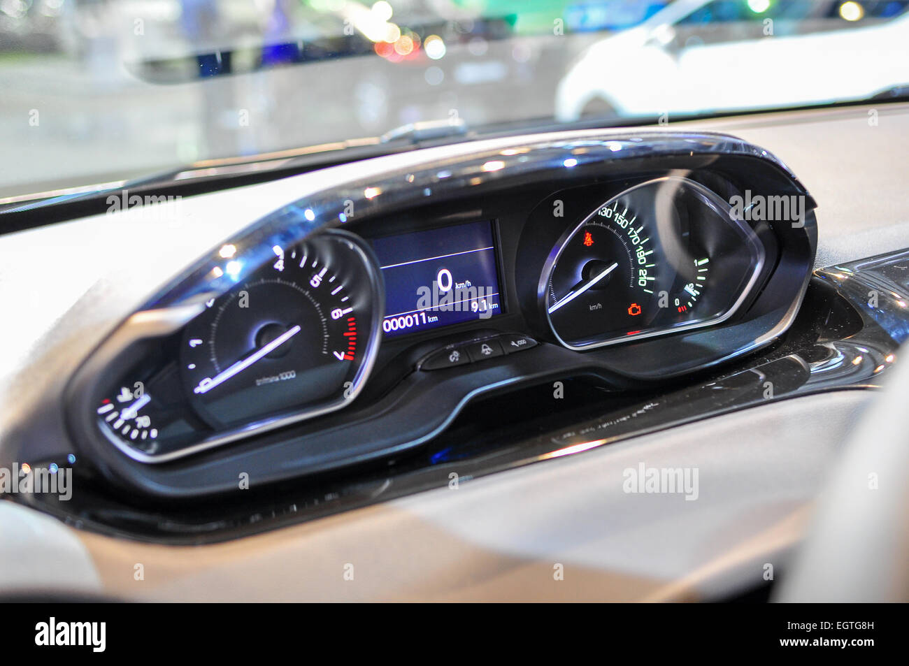 Tableau de bord futuriste au nouveau modèle de voiture Banque D'Images