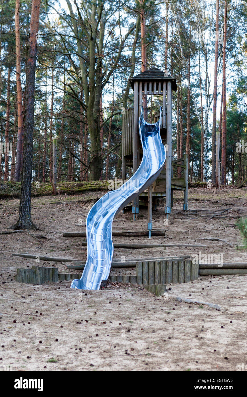 Allemagne, Schorfheide Réserve de parc Schorfheide, aire de jeux pour enfants et faites glisser Banque D'Images