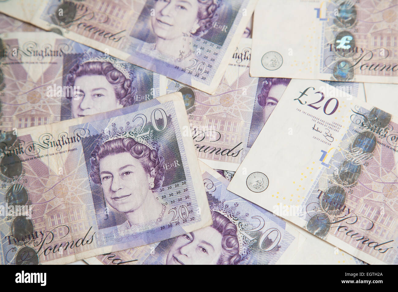 Une pile de livres sterling argent utilisé £20 et £10 notes Banque D'Images