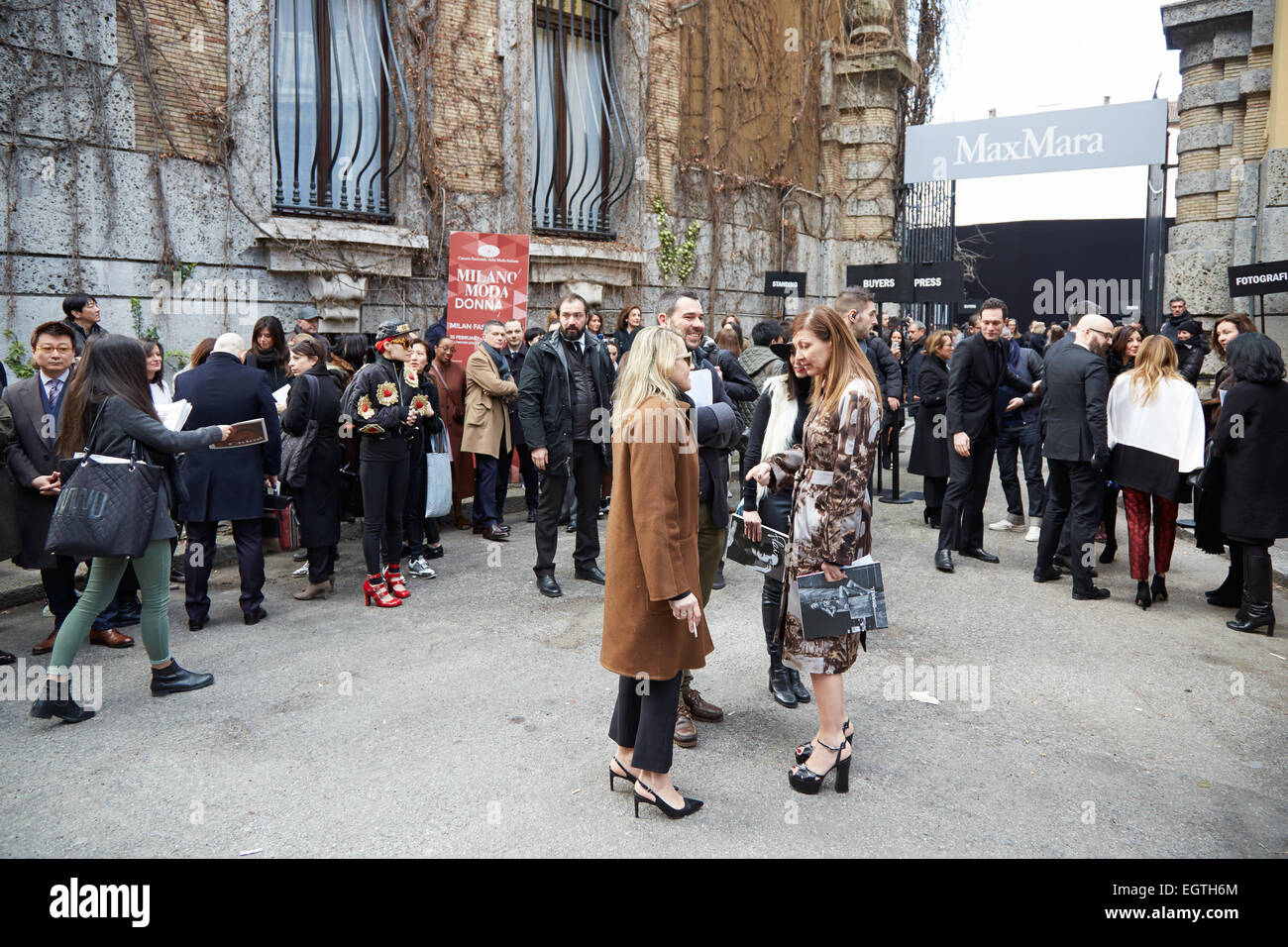 MILAN - 26 février : personnes en attente avant Max Mara show Milan Fashion Week Day 2, Automne/Hiver 2015-2016 street style ? Banque D'Images