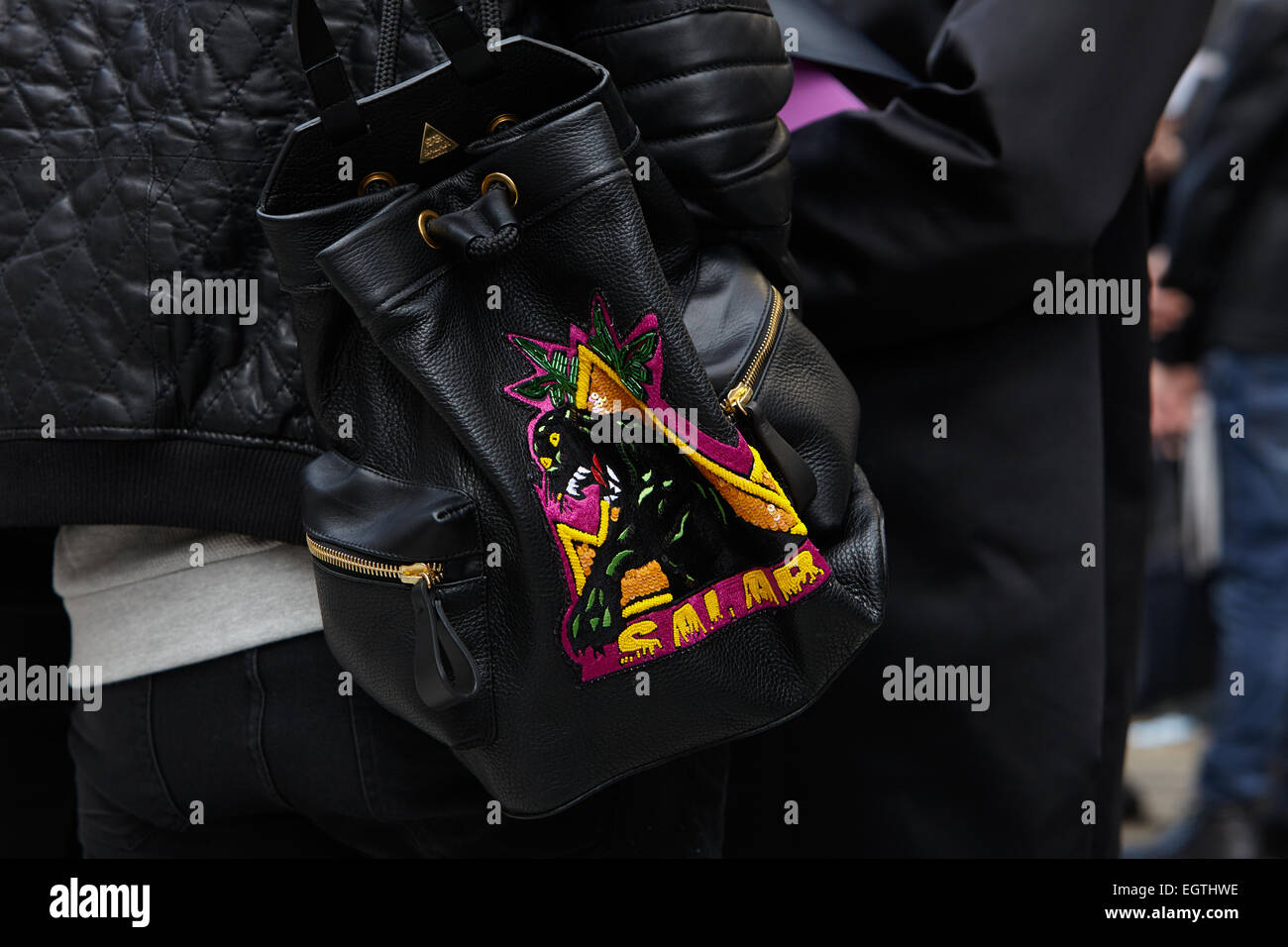 MILAN - 26 février : Homme pose pour les photographes avant de montrer avec sac Salar Anteprima Milan Fashion Week Day 2, Automne/Hiver 2015 Banque D'Images