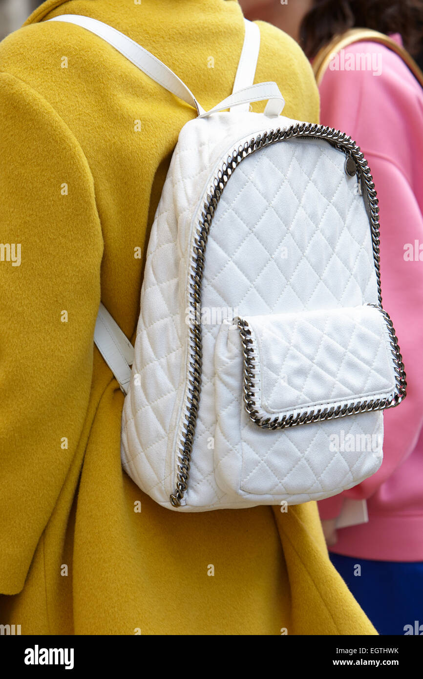 MILAN - 26 février : la femme pose pour les photographes avant d'anteprima show avec Stella Mc Cartney sac Milan Fashion Week Day 2, Fa Banque D'Images