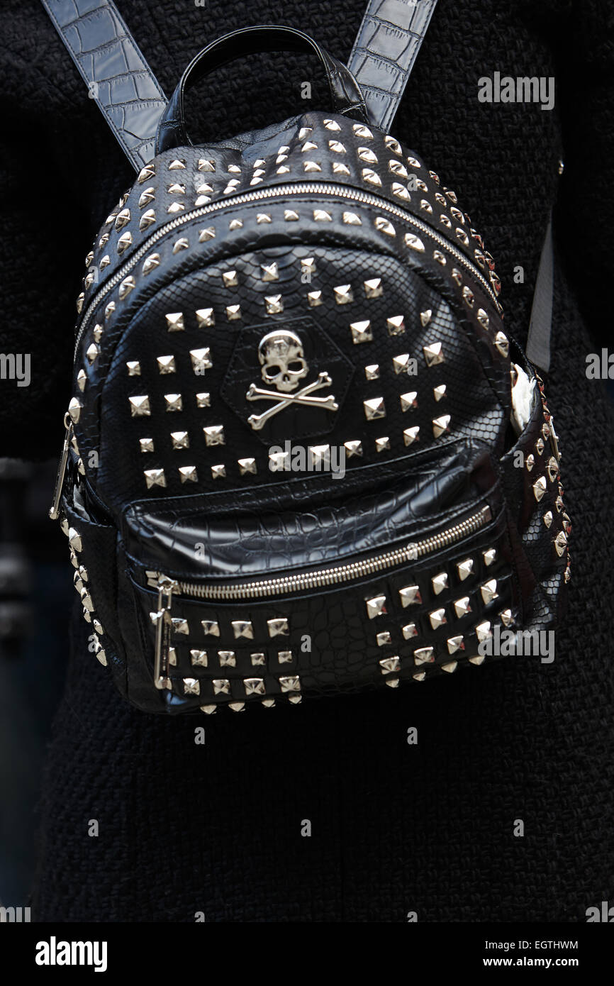 La femme pose pour les photographes avant de montrer Anteprima Milan Fashion Week Day 2, Automne/Hiver 2015-2016 street style ? Banque D'Images