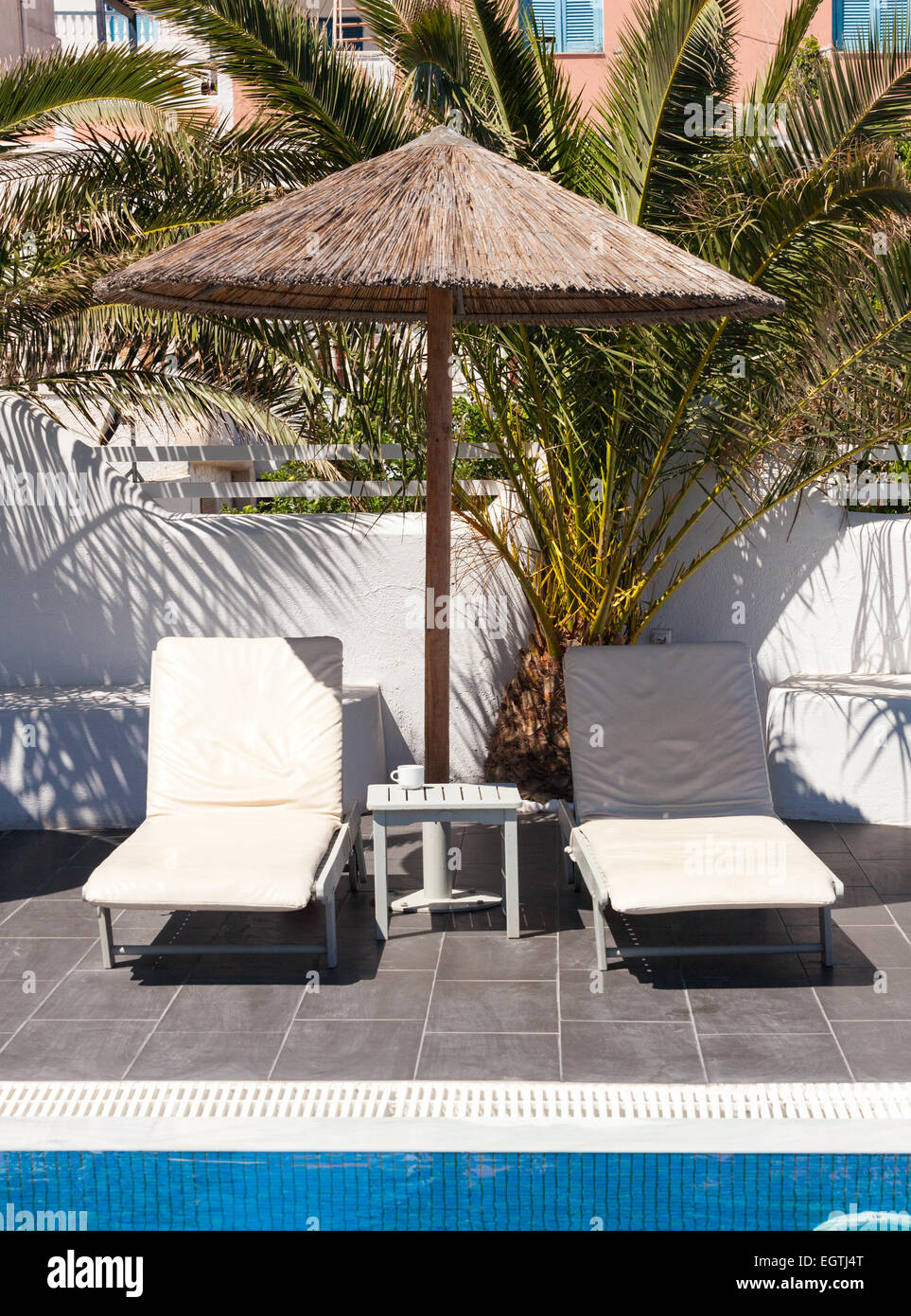 Deux transats dans un hôtel de luxe dans l'île de Santorin, Grèce. Banque D'Images