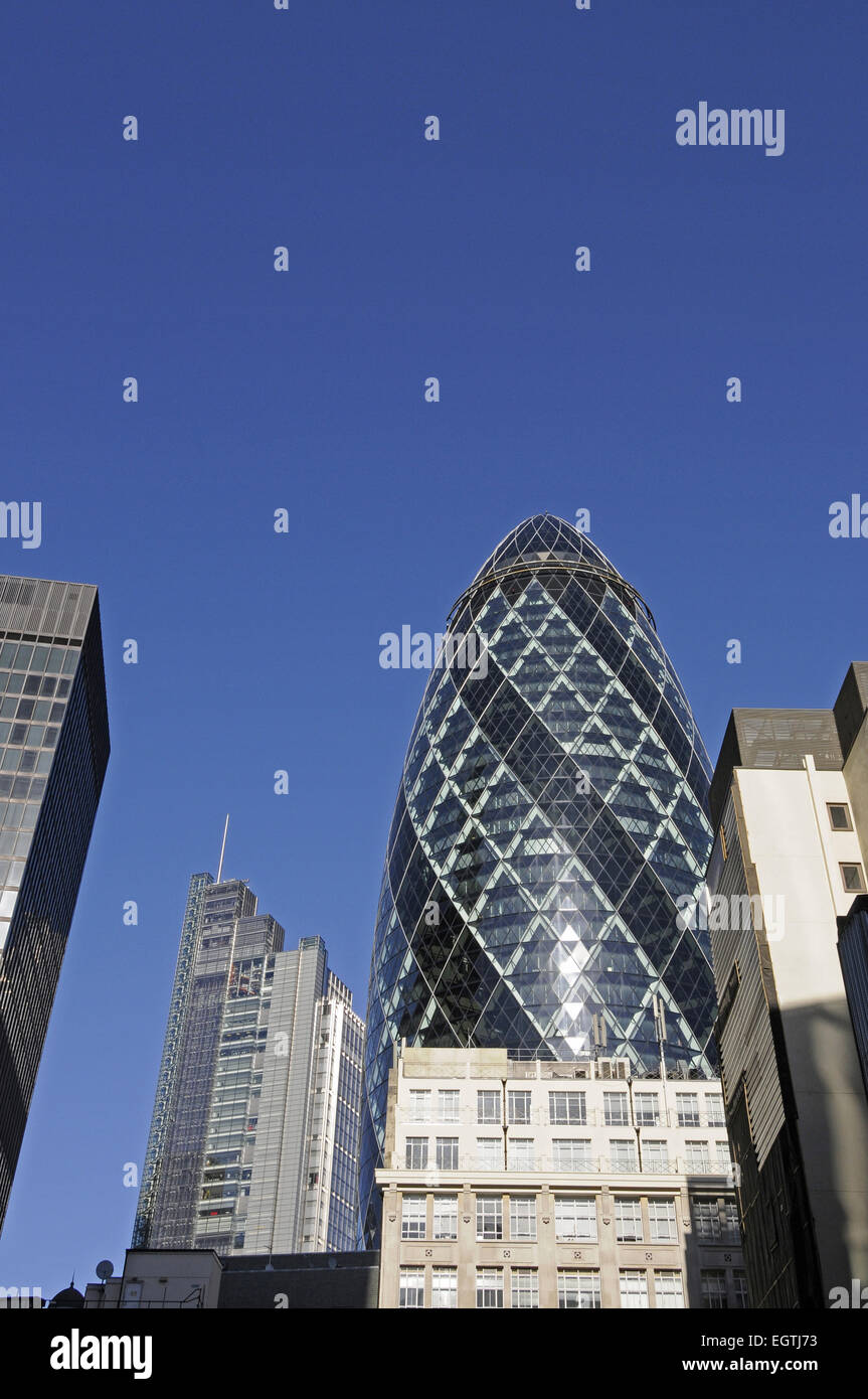 L'horizon de la ville moderne de Londres avec le Gherkin Building London England Banque D'Images