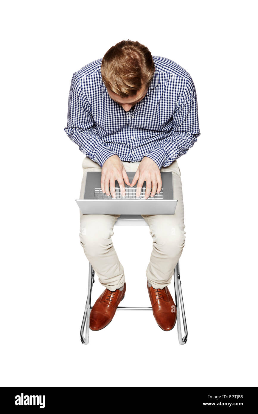 Jeune homme se penchant sur le clavier. Isolé sur fond blanc. Banque D'Images