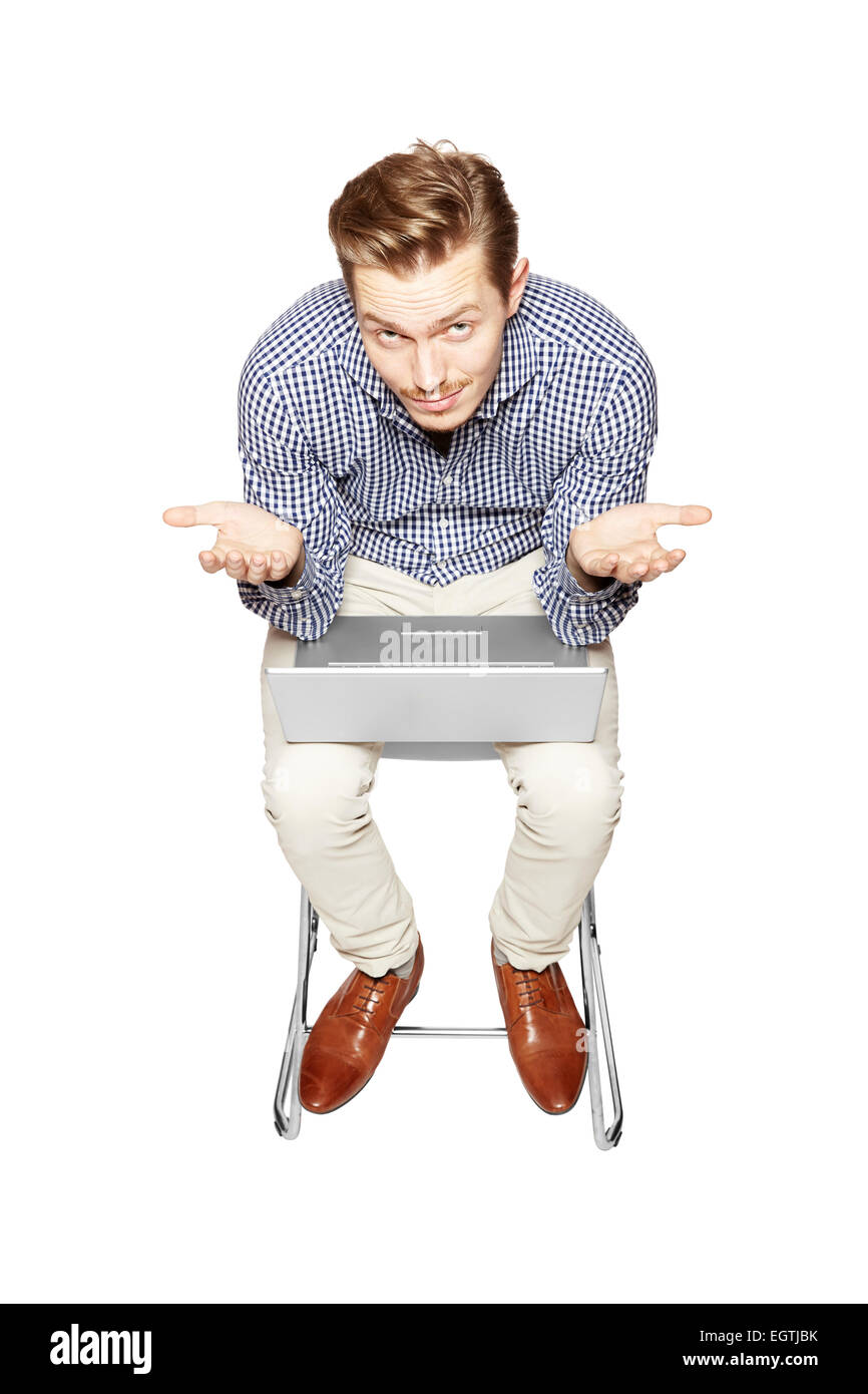 Jeune homme travaillant sur un ordinateur et vomit ses mains. Banque D'Images