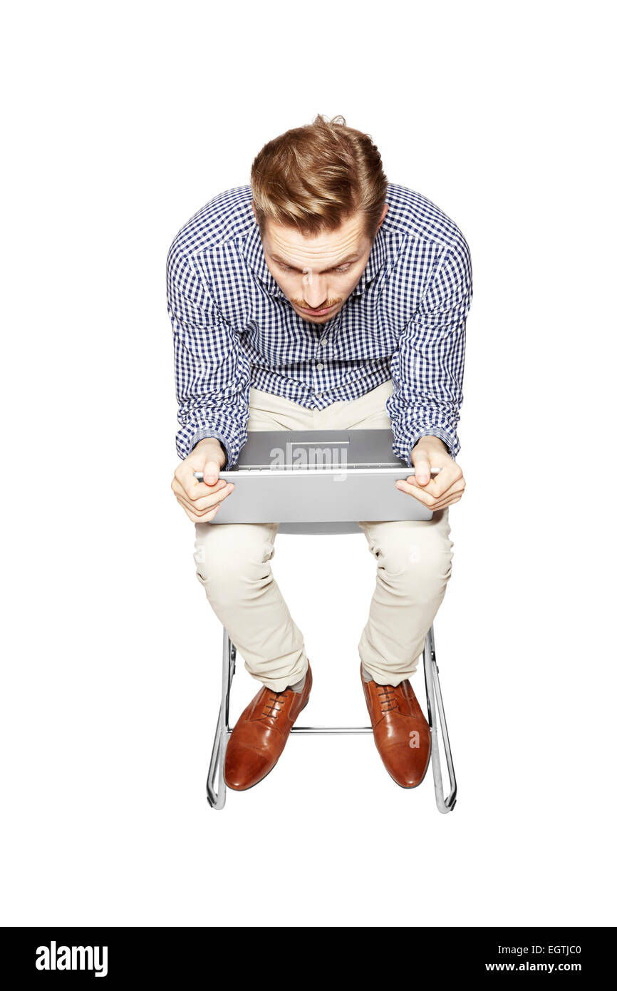 Jeune homme se penchant sur le clavier. Banque D'Images