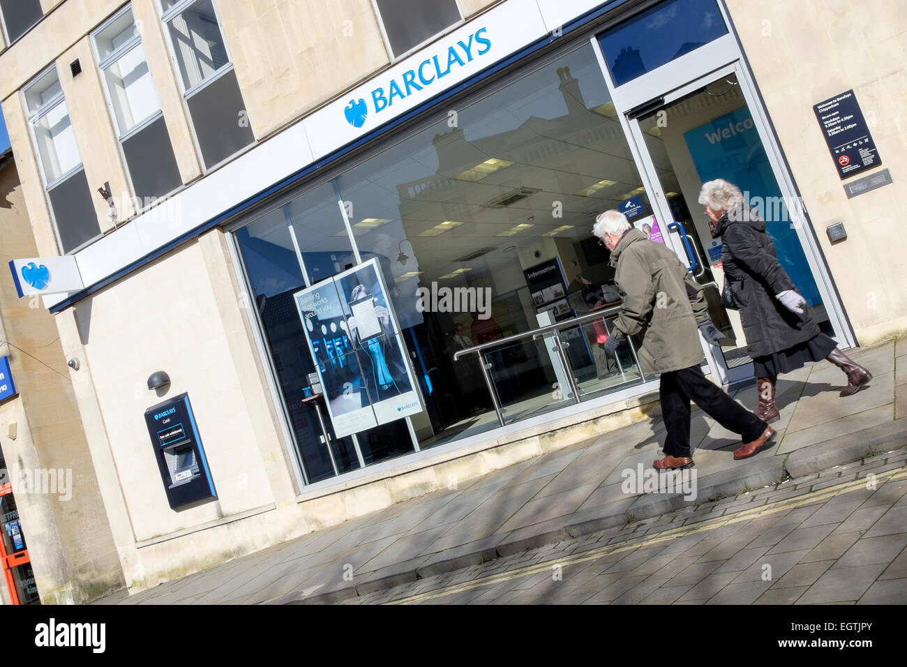 Chippenham, UK. 2 mars, 2015. Le jour avant leur libération Barclays Résultats de l'exercice les piétons sont indiqués en passant devant une branche de Barclays à Chippenham. Credit : lynchpics/Alamy Live News Banque D'Images