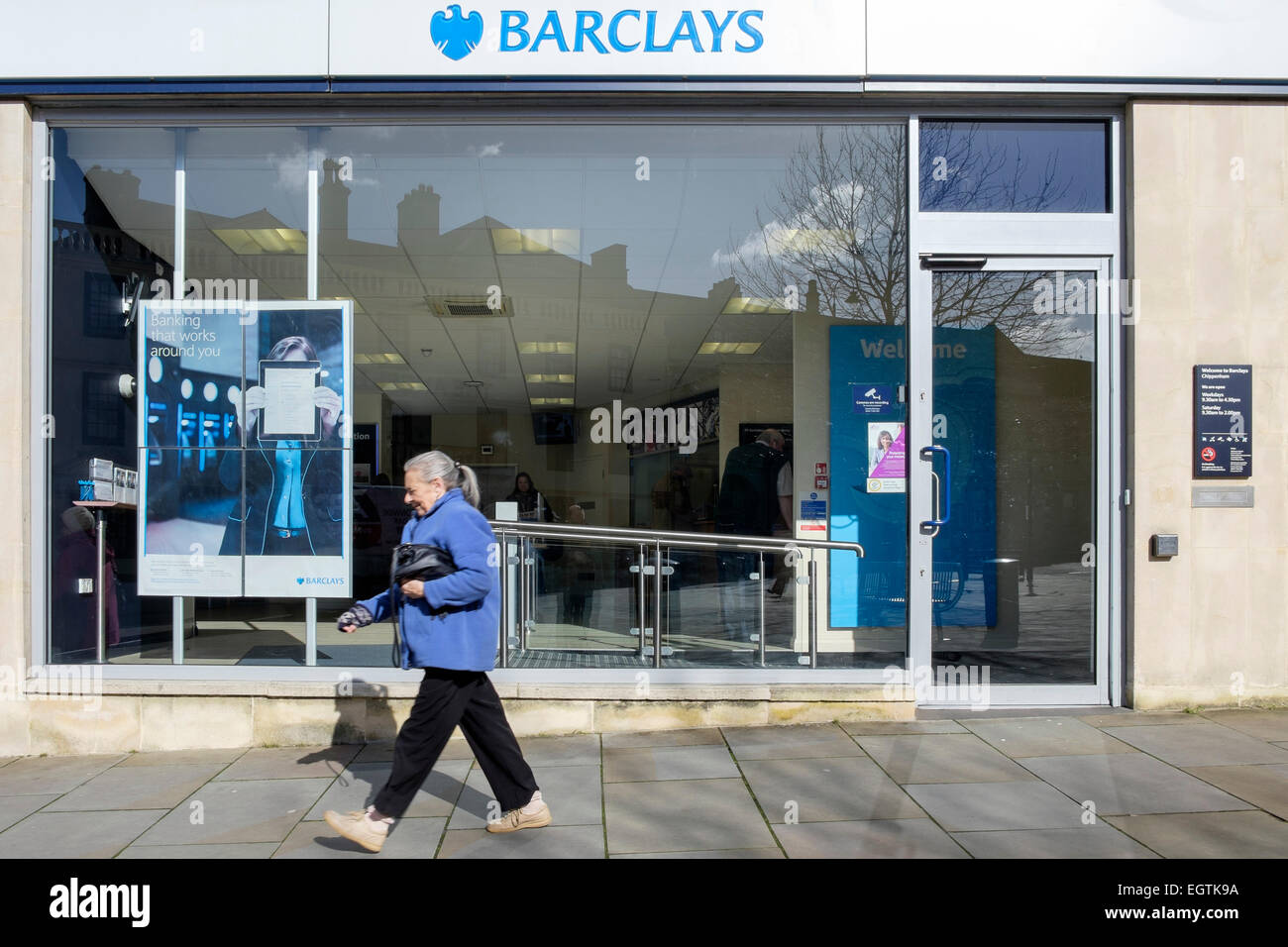 Chippenham, UK. 2 mars, 2015. Le jour avant leur libération Barclays Résultats de l'exercice une femelle piéton est illustré en passant devant une branche de Barclays à Chippenham. Credit : lynchpics/Alamy Live News Banque D'Images