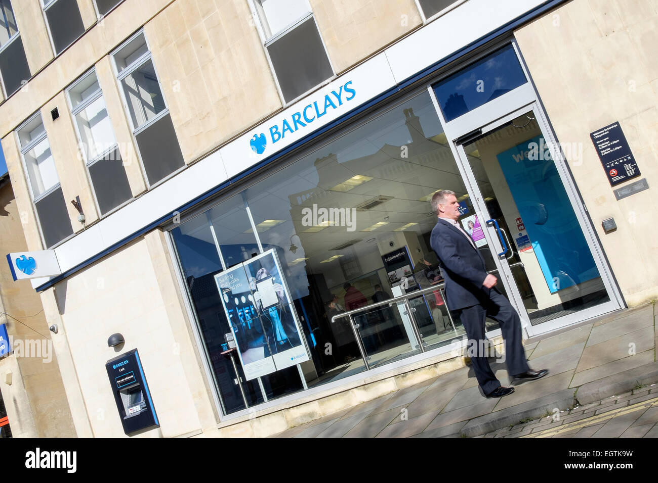 Chippenham, UK. 2 mars, 2015. Le jour avant leur libération Barclays Résultats de l'exercice d'un piéton est illustré en passant devant une branche de Barclays à Chippenham. Credit : lynchpics/Alamy Live News Banque D'Images