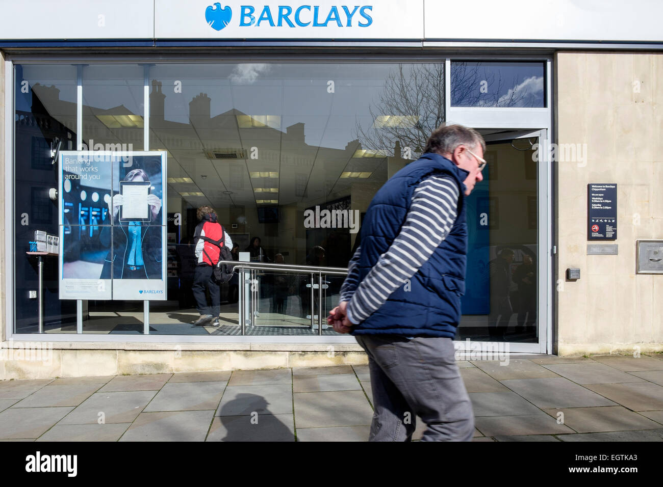Le jour avant leur libération Barclays Résultats de l'exercice d'un piéton est illustré en passant devant une branche de Barclays à Chippenham. Credit : lynchpics/Alamy Live News Banque D'Images