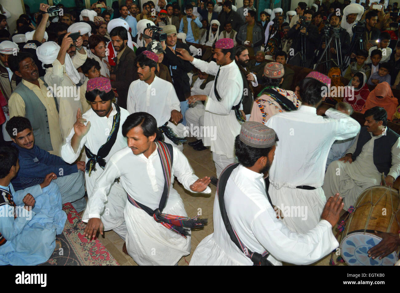 Quetta. 2e Mar, 2015. Les Pakistanais en costumes traditionnels Balochi dance pour célébrer la Journée de la culture Baloutches au sud-ouest du Pakistan Quetta, le 2 mars 2015. La Journée Culturelle Baloutches est une célébration de la culture de la province du Balochistan, qui est célèbre pour ses divers artisanat et arts © Irfan/Xinhua/Alamy Live News Banque D'Images