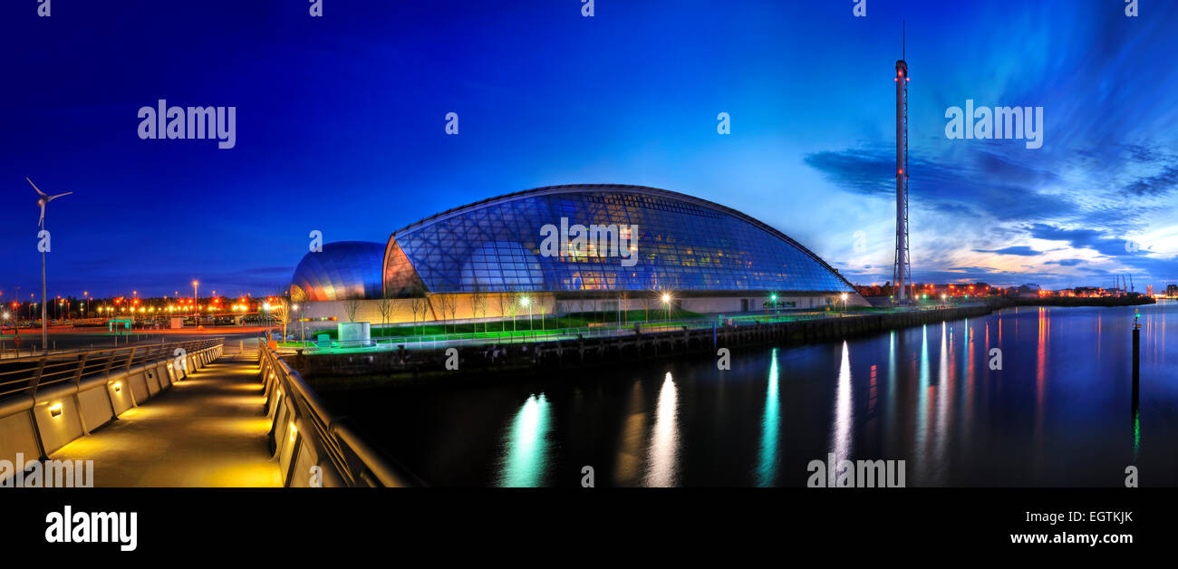 Image panoramique de crépuscule du Glasgow Science Centre sur la rivière Clyde Banque D'Images