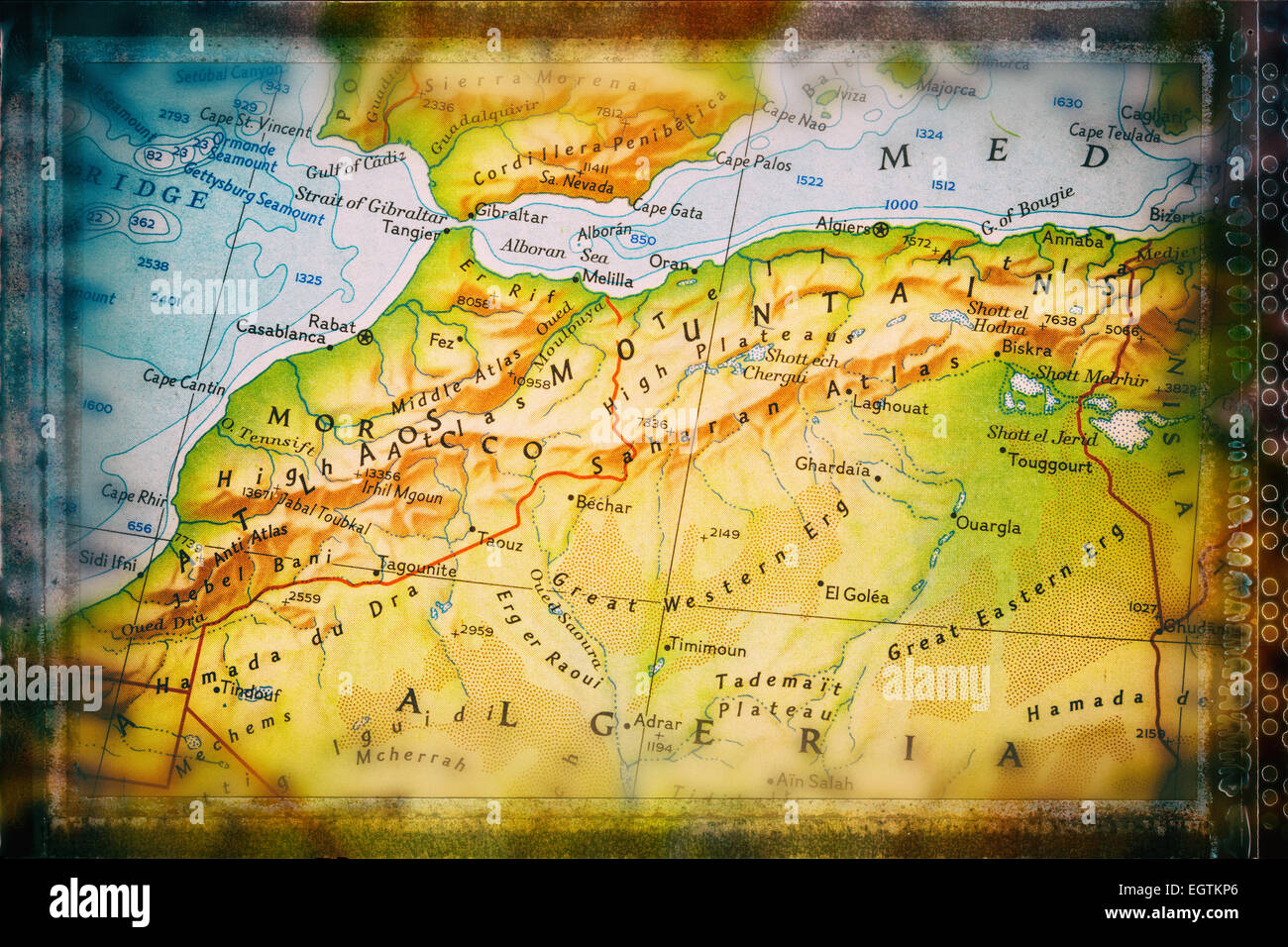 Traveler est concentré sur les montagnes de l'atlas Banque D'Images