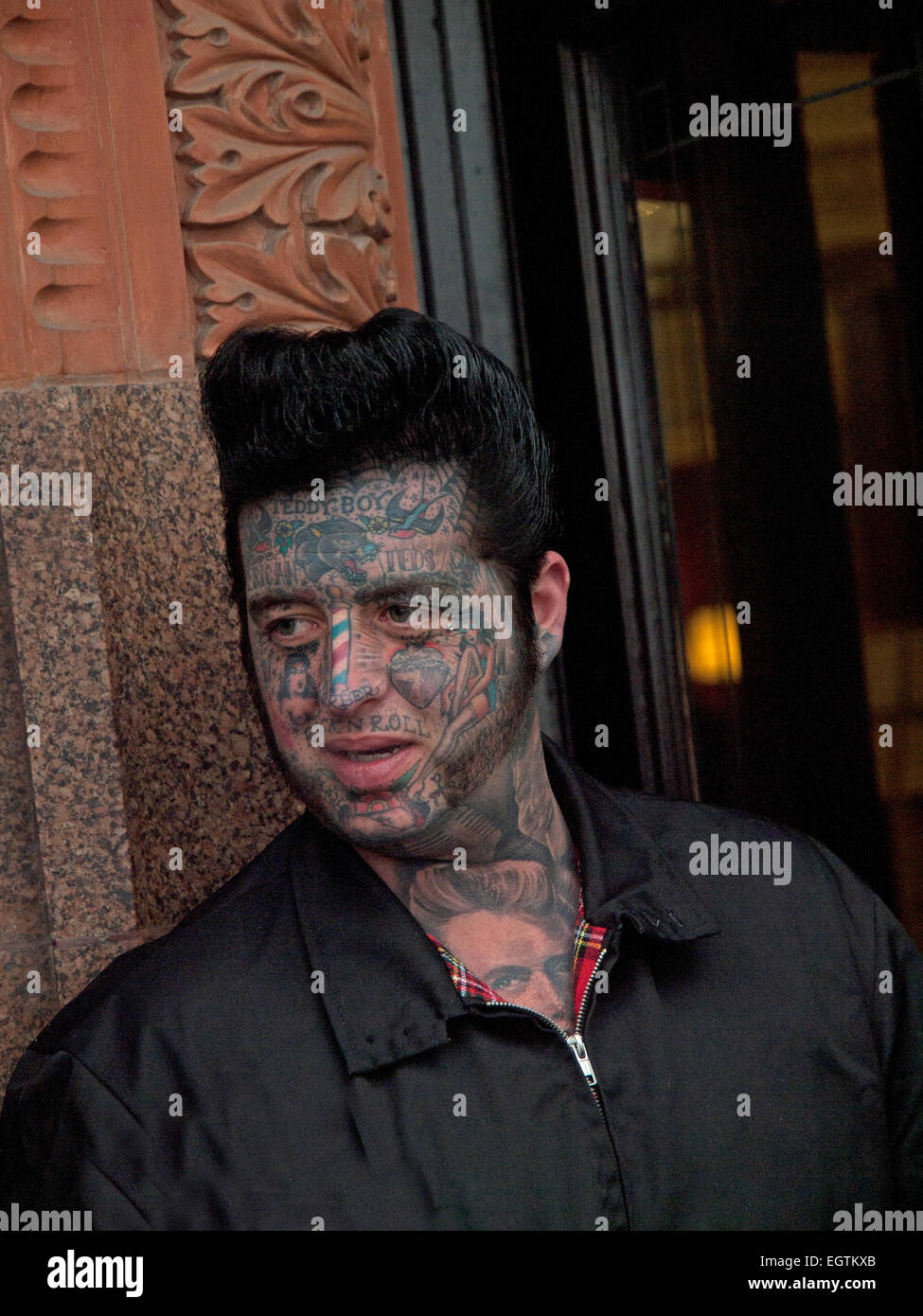 Un homme avec un rock&roll tatouage facial à thème à Brighton Banque D'Images