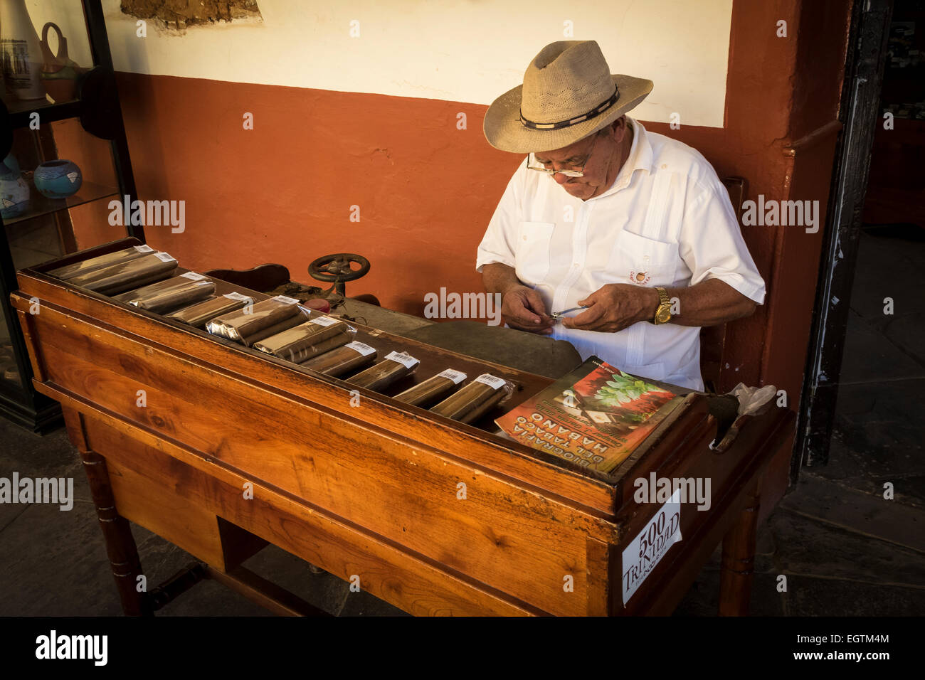 Matériel roulant l'homme et de la vente de cigares à l'La Canchanchara bar à Trinidad, Cuba. Banque D'Images