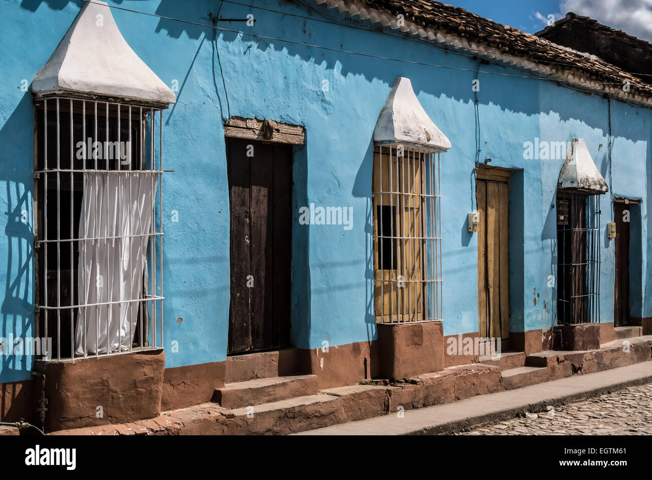 Les résidences peint pastel typiques avec fenêtre woks, Trinidad, Cuba. Banque D'Images
