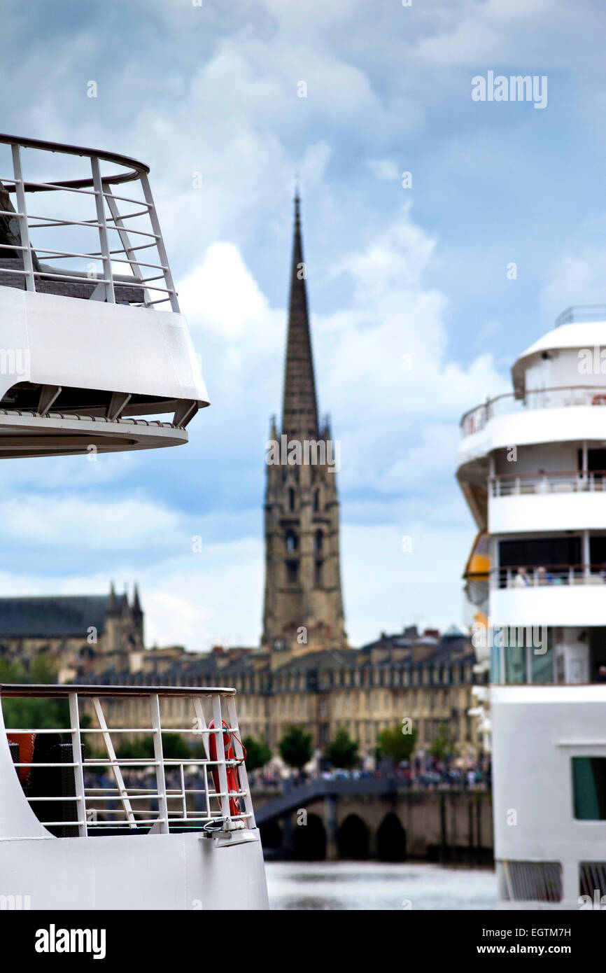 Deux navires de croisière dans le port de Bordeaux, France Banque D'Images